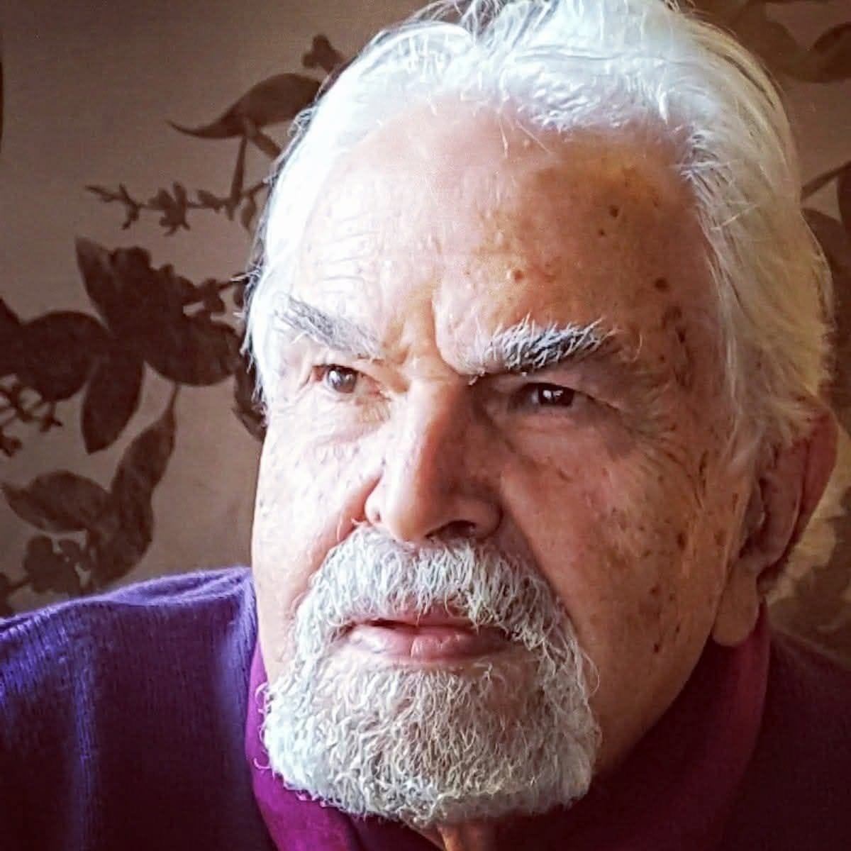 TOPRAK_2_'s tweet photo. Tehlikeli Cehalet....
Ayın dünyadan uzaklığını bilmemek 'tehlikesiz cehalet'tir.
Bunu bilmezseniz 'tehlikesi yoktur'.
Ama önünüzdeki çukuru göremezseniz, bu 'TEHLİKELİ CEHALET' olur.
Çukura düşer ve kurtarılmayı bekleyerek debelenirsiniz.
Belki birisi sesinizi duyar ve sizi kurtarır.
Ama artık siz kendinizi 'onun sizi kurtardığı duygusu'ndan kurtaramazsınız.
Eğer o çukurdan kendi gücünüzle çıkabilirseniz özgüveniniz artar.
Bağımlılıkla bağımsızlık arasındaki fark kısaca budur.
Durumunuzu bilirseniz belki kendinize yardım edebilirsiniz.
Ama başkasının kolunda yürürken kendinizi bağımsız sanarsanız, işte bu 'TEHLİKELİ CEHALET'tir.
Bugün Türkiye'yi bağımsız sanmak, bu nedenle 'tehlikeli cehalet'tir.
Gönlü Arap ülkelerinde, beyni Amerika'ya ipotekli, cebi uluslararası sermayeye çengelli bir siyasal iktidarla Türkiye bağımsız olamaz.
Atatürk Türkiye'si ile bugünkü ülkemiz arasındaki farkı görmemek, görüp de kabul etmemek, kabul edip de Atatürk'ü eleştirmek 'TEHLİKELİ CEHALET'tir.
Atatürk'ün büyük hedeflerinden birisi 'bilince yönelik çağdaş eğitim' idi.
"Hayatta en hakiki mürşit ilimdir" sözü o'nundur..
Bugünün siyasal iktidarı için geçerli eğitim hedefi bütünüyle değişmiştir.
Siyasal iktidarın eğitim hedefi, 'inanca yönelik sermayenin hizmetine uyarlı insan gücü yetiştirmek'tir. Din temelli toplumun eğitim amaçları her yolla devreye sokulmaktadır.
Bunu görmemek, görüp de kabul etmemek, kabul edip de bu durumu 'demokrasi sanmak' 'TEHLİKELİ CEHALET'tir.
Demokrasi, bütünüyle bir kurallar ve kurumlar politikasıdır.
Demokrasinin temeli laikliktir.
Laikliğin temeli dindar-dinsiz ayrımı yapmamaktır.
Laiklik olmazsa yurttaş eşitliği olmaz.
Yurttaş eşitliği olmazsa demokrasi olmaz.
Bunu bilip de bilmezden gelmek, bunu bilip de görmezden gelmek, 'TEHLİKELİ CEHALET'tir.
Neden 'TEHLİKELİ CEHALET' toplumların başına bela olur?
Çünkü, toplumların bir bölümü bu durumdan büyük çıkarlar sağlar.
Geri kalan bir bölümü de küçük çıkarlarla yetinir.
Bir bölümü, ilerde kendisinin de çıkar sağlayacağını umar, bir bölümü
durumu görür, toplumu uyarmaya çalışır, ama gücü yetmez.
İşte böyle durumlarda da felaket kapınızı çalmıştır ve gelmektedir.
Bu durumun en yaygın araçları kitle iletişim araçlarıdır.
Televizyon en yaygın biçimde bu doğrultuda çalışmaktadır.
En izlenen saatler 'toplumu gerçek bilgilerden uzak tutmak' amacıyla kullanılmaktadır.
Ivır zıvır eğlencelikler, boş zevzeklikler, pırıltılı eğlencelikler hep bu amaçla hazırlanmaktadır.
Düşünmeye alışmamış beyinler de böylece oyalanıp gitmektedir.
Düşünen beyinlerin de bu durumu önlemeye gücü yetmemektedir. .
'TEHLİKELİ CEHALET', farkına varmadan bu tuzağın içine düşüp eğlenmektir.
Bunu bilip de bilmezden gelen, görüp de çıkar sağlayanlar, sonra da
'işte özgürlük budur' diyenlerse toplumun asıl belalarıdır.
Bilmemiz gereken budur.
Görmemiz gereken budur.
Anlamamız gereken budur.
Mücadelemiz de bu olmalıdır...
Dr. Erdal Atabek