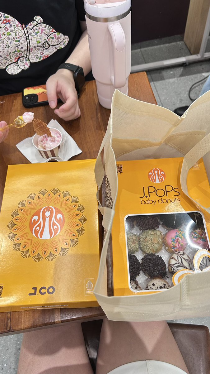 jepochu's tweet photo. laper mata beli jco promo wondr pdhl di rumah cmn 2 org😭 https://t.co/kBxgYtjiBb