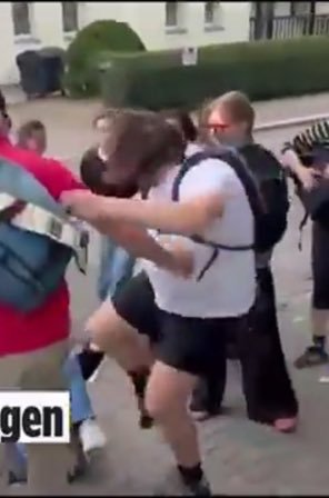PHofnarr's tweet photo. 🎭 Antifa-Treter in Erfurt enttarnt – Oder: Wie der selbsternannte Kämpfer für Demokratie mit dem Fuß voran in die Pressefreiheit springt und danach überrascht ist, dass jemand sein Gesicht ins Netz stellt, als wäre das plötzlich ein Problem für die „Guten“.

Hallo ihr Realisten, willkommen im Land des betreuten Denkens.

Na endlich wird’s konkret.

Da haben wir also einen dieser mutigen Helden der „überwiegend friedlichen“ Erfurter Demokratie-Party, der einem Apollo-News-Reporter mit voller Wucht gegen den Kopf tritt – und das Ganze natürlich nur aus tiefster Liebe zur Meinungsvielfalt.

Jetzt wird das Gesicht gezeigt, und plötzlich soll geteilt und verbreitet werden, damit „dieser Faschist“ schnellstmöglich gefunden wird.

Ironie-Level: Unerreicht.

Die gleichen Kreise, die sonst jeden, der eine andere Meinung hat, als Nazi, Faschist und Gefahr für die Demokratie brandmarken, treten Journalisten auf den Schädel und schreien dann nach Gerechtigkeit, wenn ihre eigenen Fratzen öffentlich werden.

Das ist nicht mehr Heuchelei, das ist Heuchelei mit Stiefelspitze und anschließendem Opfer-Status.

Während linke Medien und ihre Hofberichterstatter noch „friedlicher Protest“ faseln, zeigt sich mal wieder die wahre Fratze:

Gewalt gegen unliebsame Presse, Vermummung, Hass – und danach das große Erstaunen, wenn jemand die Bilder teilt.

Teilt das ruhig weiter, liebe Freunde.

Denn Transparenz ist angeblich ihre Stärke, oder?

Zumindest solange es nicht die eigenen Leute trifft.

Der Narr sieht hier vor allem eines:

Die sogenannten Demokraten haben mal wieder bewiesen, dass ihre Version von Demokratie vor allem aus „Maul halten oder draufhauen“ besteht.

Und wenn dann die Konsequenzen kommen, jammern sie wie ein nasser Sack.

Weiter teilen, weiter zeigen – die Öffentlichkeit hat ein Recht zu wissen, wer hier wirklich mit Füßen auf der Pressefreiheit herumtrampelt.

🎭
@Hansebeere
