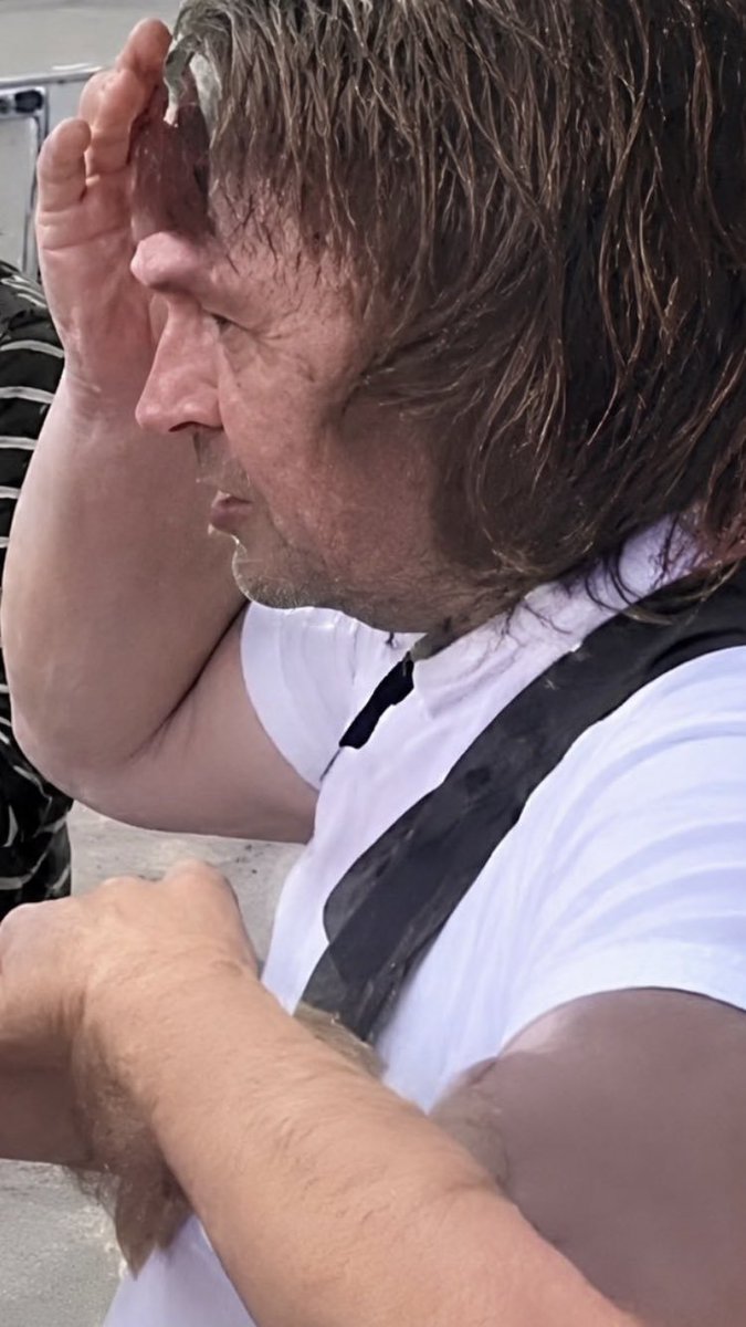 PHofnarr's tweet photo. 🎭 Antifa-Treter in Erfurt enttarnt – Oder: Wie der selbsternannte Kämpfer für Demokratie mit dem Fuß voran in die Pressefreiheit springt und danach überrascht ist, dass jemand sein Gesicht ins Netz stellt, als wäre das plötzlich ein Problem für die „Guten“.

Hallo ihr Realisten, willkommen im Land des betreuten Denkens.

Na endlich wird’s konkret.

Da haben wir also einen dieser mutigen Helden der „überwiegend friedlichen“ Erfurter Demokratie-Party, der einem Apollo-News-Reporter mit voller Wucht gegen den Kopf tritt – und das Ganze natürlich nur aus tiefster Liebe zur Meinungsvielfalt.

Jetzt wird das Gesicht gezeigt, und plötzlich soll geteilt und verbreitet werden, damit „dieser Faschist“ schnellstmöglich gefunden wird.

Ironie-Level: Unerreicht.

Die gleichen Kreise, die sonst jeden, der eine andere Meinung hat, als Nazi, Faschist und Gefahr für die Demokratie brandmarken, treten Journalisten auf den Schädel und schreien dann nach Gerechtigkeit, wenn ihre eigenen Fratzen öffentlich werden.

Das ist nicht mehr Heuchelei, das ist Heuchelei mit Stiefelspitze und anschließendem Opfer-Status.

Während linke Medien und ihre Hofberichterstatter noch „friedlicher Protest“ faseln, zeigt sich mal wieder die wahre Fratze:

Gewalt gegen unliebsame Presse, Vermummung, Hass – und danach das große Erstaunen, wenn jemand die Bilder teilt.

Teilt das ruhig weiter, liebe Freunde.

Denn Transparenz ist angeblich ihre Stärke, oder?

Zumindest solange es nicht die eigenen Leute trifft.

Der Narr sieht hier vor allem eines:

Die sogenannten Demokraten haben mal wieder bewiesen, dass ihre Version von Demokratie vor allem aus „Maul halten oder draufhauen“ besteht.

Und wenn dann die Konsequenzen kommen, jammern sie wie ein nasser Sack.

Weiter teilen, weiter zeigen – die Öffentlichkeit hat ein Recht zu wissen, wer hier wirklich mit Füßen auf der Pressefreiheit herumtrampelt.

🎭
@Hansebeere