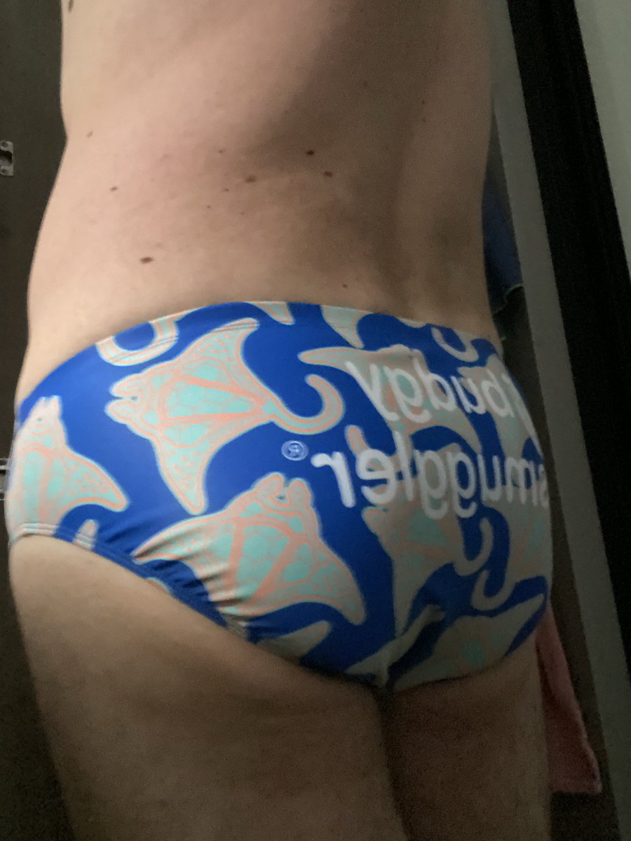Titus_acnh's tweet photo. Voici le premier nouveau maillot, direction la piscine https://t.co/czD5uAStcc