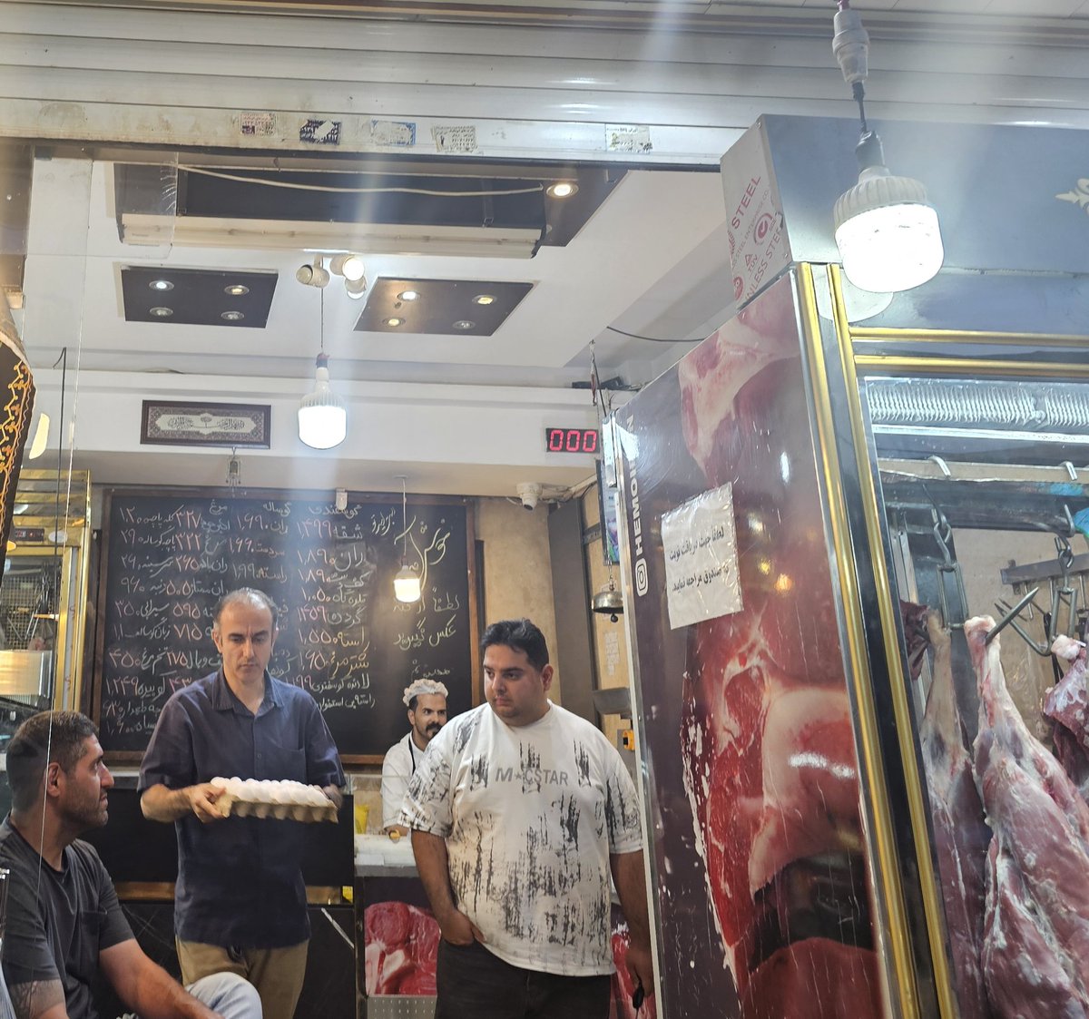 hadissabouri's tweet photo. صاحبان و کارکنان میدان گوشت کریمی شرافت را زندگی میکنند.
احترام یکسان و برخورد عالی با مشتری و کمک کردن به هر طریقی .هر کسی در هر جایگاهی کنار مردم قرار میگیره قابل تقدیر و تشکر .امیدوارم در کنار خانواده شون شاد و سلامت و پر روزی باشند.شعبه صادقیه44087792 https://t.co/sSZKfgkJE5