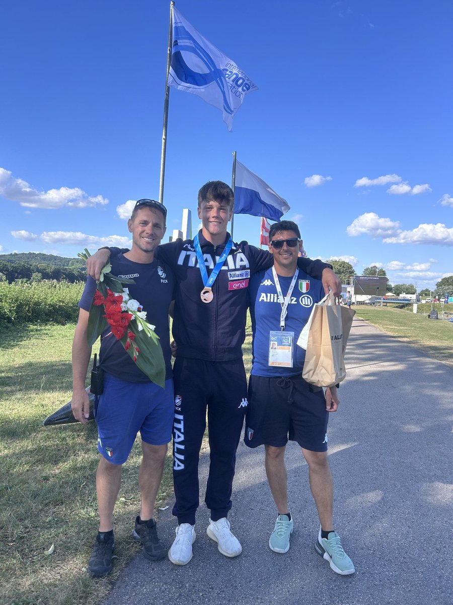 ItalianNavy's tweet photo. Bellissime conferme dal Gruppo Sportivo della Marina Militare che conclude il Campionato del Mondo U23 di #canoaslalom di #Cracovia con diverse medaglie. 

Nelle gare individuali il Com. Sc. Elena Micozzi nel C1 Femminile si diploma Vice Campione del Mondo🥈e il Com. 1^cl. Michele Giuseppe Pistoni nel K1 Maschile conquista la medaglia di bronzo🥉.

Sorprendono anche nelle gare a squadre, dove con il Com. Sc. Elena Micozzi nel C1 Femminile conquistano la medaglia di bronzo 🥉 e con il Com. 1^cl. Michele Giuseppe Pistoni nel K1 maschile si conquistano un bellissimo argento🥈

Ben fatto ai nostri atleti!

#IlGrandeEquipaggio
#SportMarina
