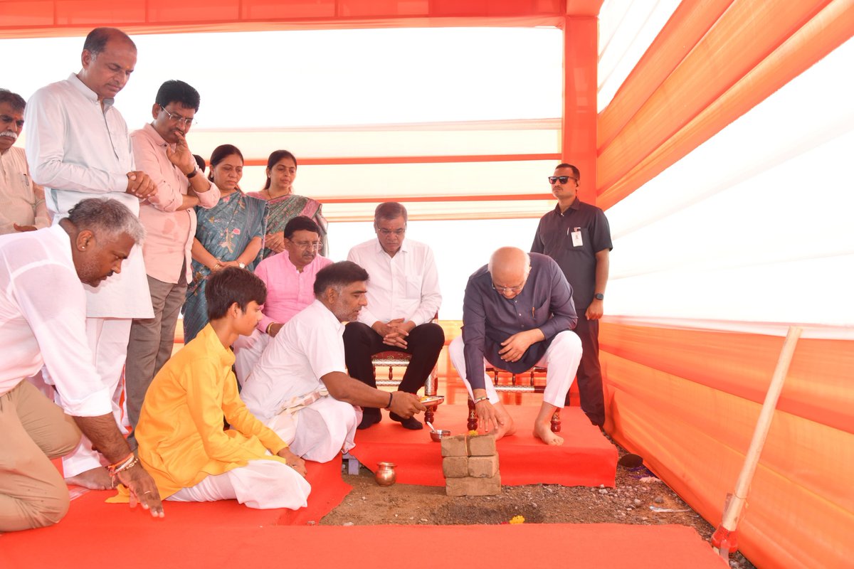 Ashishdavebjp's tweet photo. આજરોજ માનનીય મુખ્યમંત્રી શ્રી @Bhupendrapbjp સાહેબના વરદ્ હસ્તે આજે ગાંધીનગર-એરપોર્ટ રોડ પર ભાટ સર્કલ ખાતે રૂ.175 કરોડના ખર્ચે નિર્મિત રાજ્યના શહેરી વિસ્તારના પ્રથમ કેબલ સ્ટેડ ફ્લાય ઓવર બ્રિજનું લોકાર્પણ કરવામાં આવ્યું તેમજ કોબા સર્કલ અને ભાટ સર્કલ વચ્ચે નર્મદા મુખ્ય કેનાલ પરના ��ાલના 6 લેન બ્રિજને 12 લેનમાં રૂપાંતરિત કરવાની કામગીરીનું ખાતમુહૂર્ત કરવામાં આવ્યું.