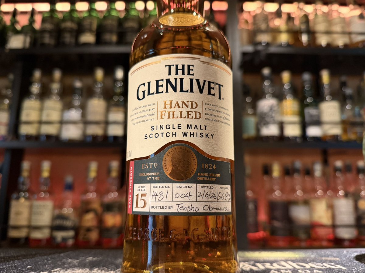 whiskyTEN's tweet photo. 「グレンリベット15年 ハンドフィル」
先月に引き続きグレンリベットのハンドフィルを抜栓です！！
こちらも青リンゴや洋梨のフレーバーをしっかりと楽しむことが出来ますが、先月抜栓した18年と比較してバニラやハチミツ、キャラメルの甘みが非常に強い1本です！！
すでにどちらも飲まれた方は15年の方が好みという方が多そうな印象ですよ！
スターターとしてもオススメしておりますので是非！！
それでは本日もお待ちしております！
