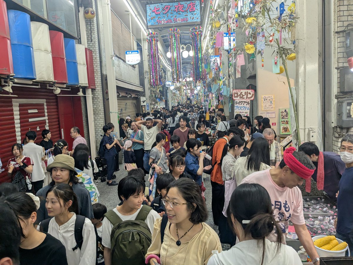 demachiself's tweet photo. 京大サッカー部、そしてたまこファンの皆様、本当に2日間有難うございました。私も老体にムチ打ってガンバリました。証拠の写真です。毎年、失敗そして反省もありますが、また新しい理事達が、理事会等で改善点を見つけ次につなげて行くと思います。それが桝形事業協同組合です。 https://t.co/vkEd1msszG
