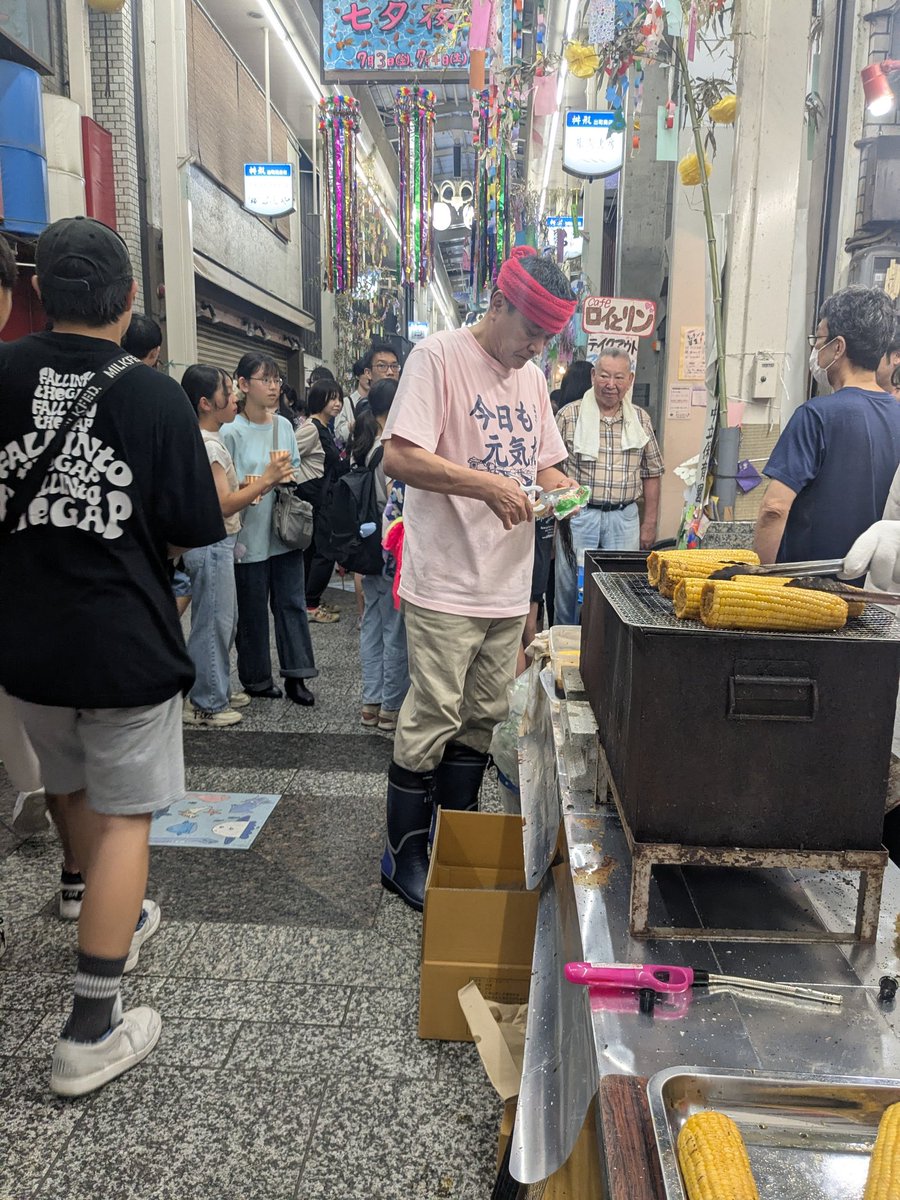 demachiself's tweet photo. 京大サッカー部、そしてたまこファンの皆様、本当に2日間有難うございました。私も老体にムチ打ってガンバリました。証拠の写真です。毎年、失敗そして反省もありますが、また新しい理事達が、理事会等で改善点を見つけ次につなげて行くと思います。それが桝形事業協同組合です。 https://t.co/vkEd1msszG
