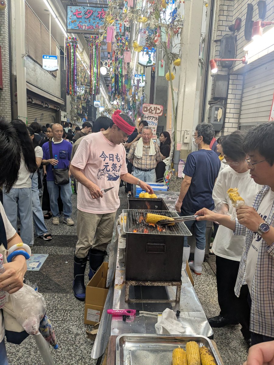 demachiself's tweet photo. 京大サッカー部、そしてたまこファンの皆様、本当に2日間有難うございました。私も老体にムチ打ってガンバリました。証拠の写真です。毎年、失敗そして反省もありますが、また新しい理事達が、理事会等で改善点を見つけ次につなげて行くと思います。それが桝形事業協同組合です。 https://t.co/vkEd1msszG