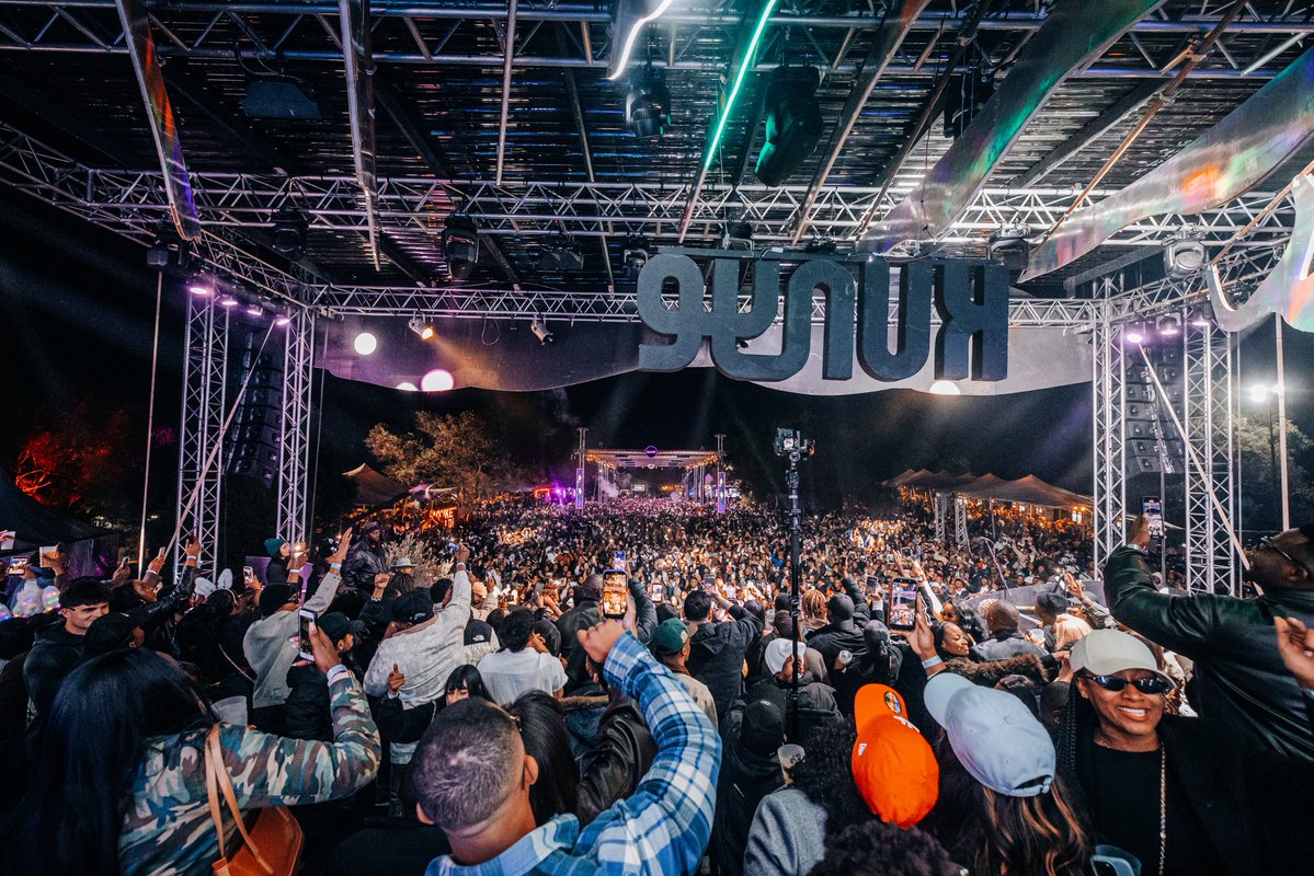 Shimza01's tweet photo. Coming back home to over 10 000 souls who came out peak winter will never not humble me 🙏🏾❤️🇿🇦 Yesterday was special, Thank you for always showing up and building KUNYE to what it is today! ❤️🙏🏾 @kunyerecords #KUNYE https://t.co/YJ6ToGUCP0