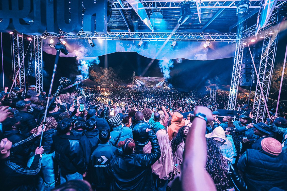 Shimza01's tweet photo. Coming back home to over 10 000 souls who came out peak winter will never not humble me 🙏🏾❤️🇿🇦 Yesterday was special, Thank you for always showing up and building KUNYE to what it is today! ❤️🙏🏾 @kunyerecords #KUNYE https://t.co/YJ6ToGUCP0