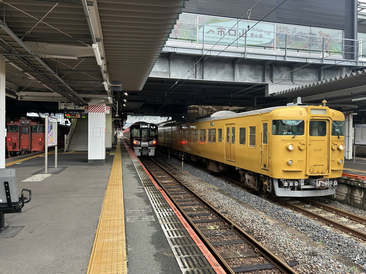 rryu5047's tweet photo. 新幹線で移動して新山口に来ました！
まともに降りたのは初めて！
いつも通り過ぎるだけだったが今回は初来訪！
引退迫る115系、新型車両227系Kizashi、
検査明け105系トリコロールカラーまとめて見れました！ https://t.co/ChfZynpfWy