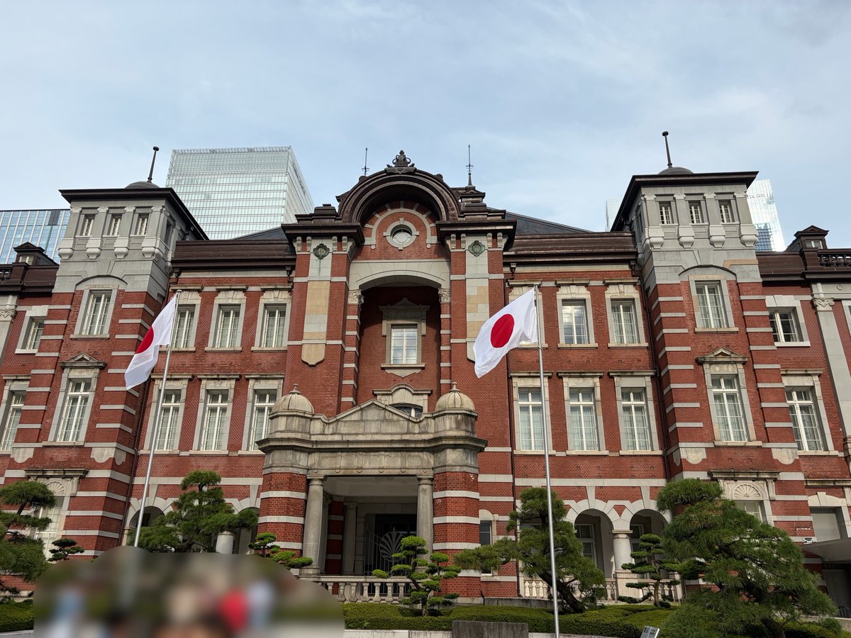 dolphin_AI22's tweet photo. 今日は用事があって、
久しぶりに東京駅まで
行ってきました。

普段は在宅で作業していて、
出かける場所も子どもの学童や
スーパーくらい。

気づけば最近は、
メイクもどんどん手抜きになって、
服も楽なものばかり
選ぶようになってました😂

作業が遅いから、
少しでも時間を増やしたくて、
美容や服を選ぶ時間まで
いつの間にか削るように…

でも今日、久しぶりに
都内まで出かけてみたら、
ちゃんと身支度をして
外に出るだけで思っていた以上に
気分が変わった。

時間を作るために
何かを省くことも大事だけど、
自分の気分が上がるものまで
削りすぎると、逆に毎日が
少し味気なくなってしまうのかもしれない。

仕事を頑張ることだけじゃなくて、
自分をいい状態に戻す時間もちゃんと大事にしたい。

また少しずつ、美容や服装も楽しんでいこうと思います☺️