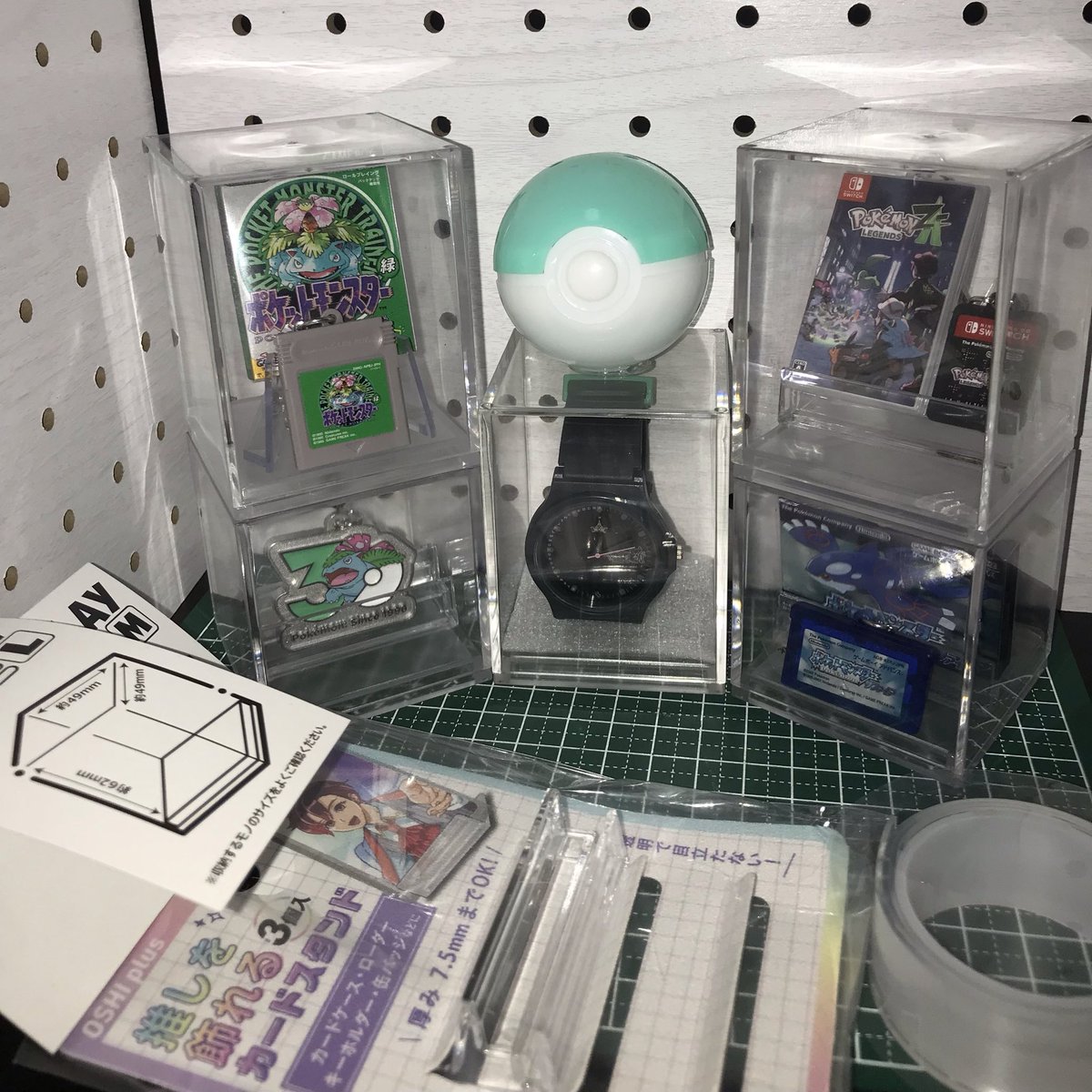 otonashiblog's tweet photo. 100均一セリアだけで揃うポケモン30thカートリッジ＆周年キーホルダー収納

【スルガの推しを飾るスタンド】と、
【和泉化成のキューブブロックM,L】の内寸横幅が同じ

特にSwitchソフトのミニチュアパッケージとソフトを横に並べてスタンドの横幅が同じでピッタリ収納✨

埃よけにOPPで縦一周だけ保護 https://t.co/q4pKArHTWD