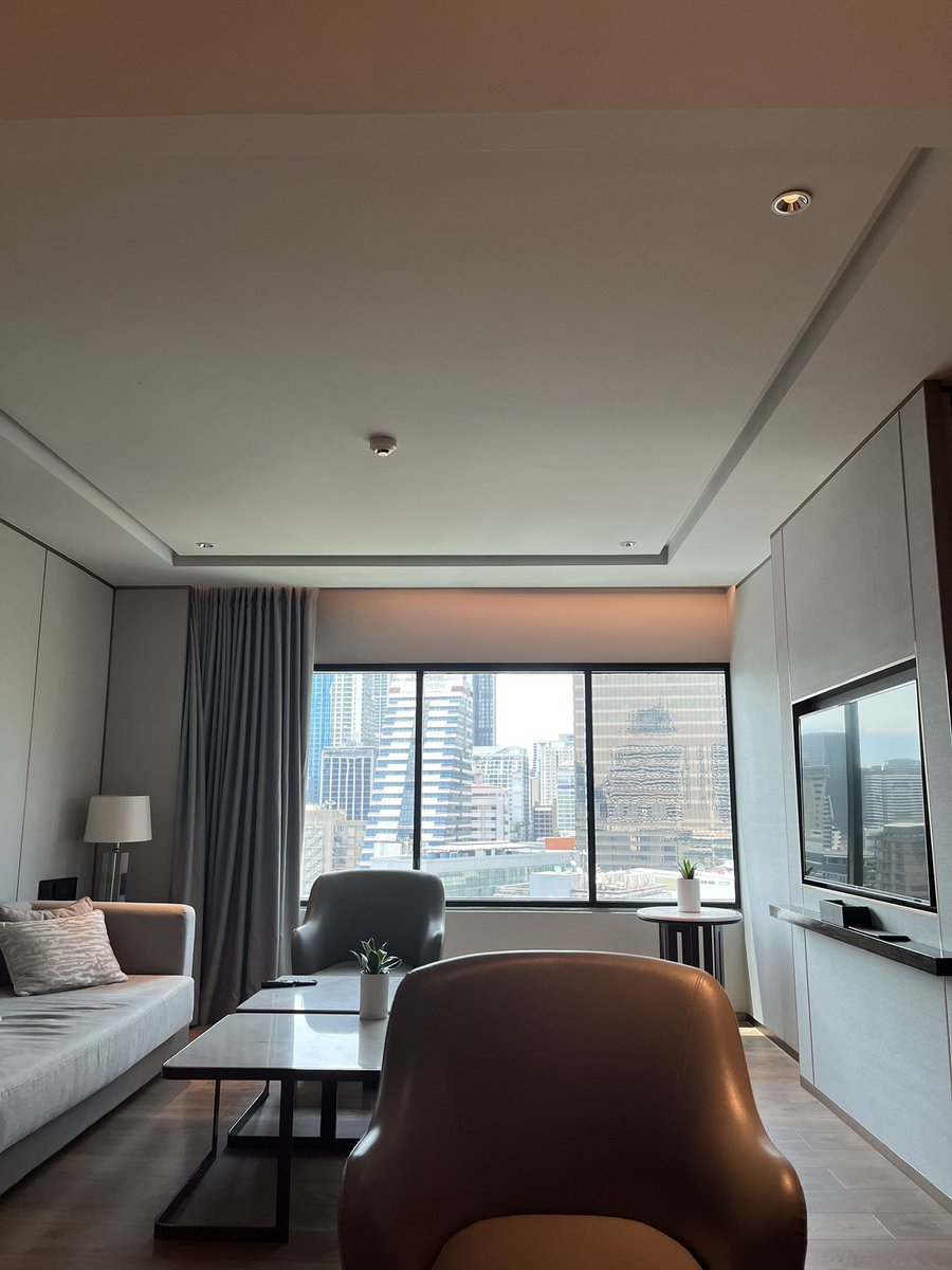 nangokuiko's tweet photo. 広い部屋にアップグレードしてもらえたんだけど、1人だと逆に寂しい、、 https://t.co/igvPF3jWaU