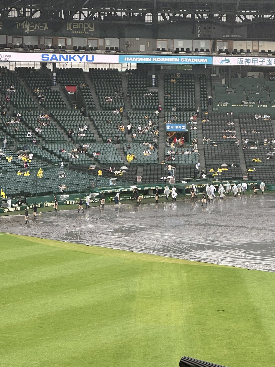 tapi_box's tweet photo. 甲子園
空が明るくなってきたあああ！！！！！

阪神園芸さんも出てきました！！！！

雨落ち着いてくれ！！！！ https://t.co/DyJDEQVFd6