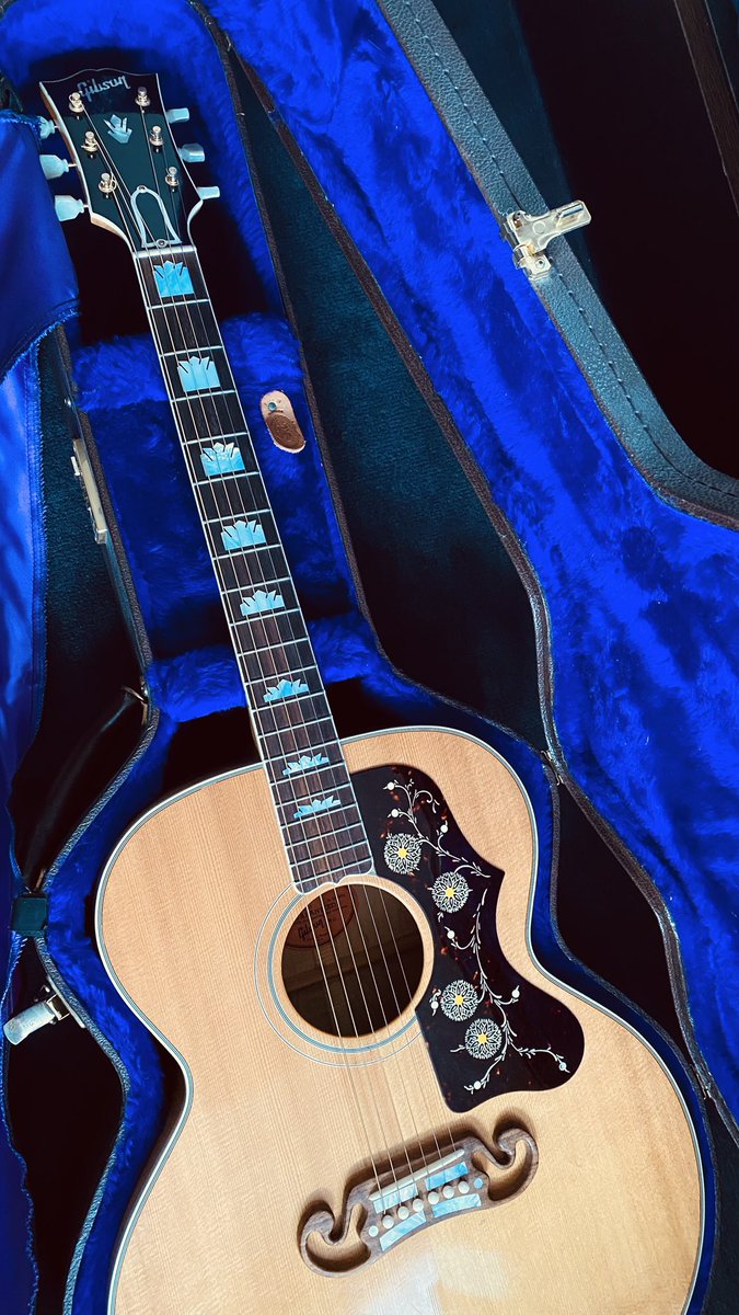 Mui196132's tweet photo. うちのGibsonのJ-200最高だな。
 #Gibson
 #J200 https://t.co/2lfN9fzTXB