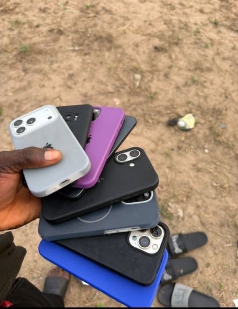 Cyberjoe19's tweet photo. Na me them pack phones give for Sunday Sunday set

Please advise me https://t.co/Cz7istG9Ks