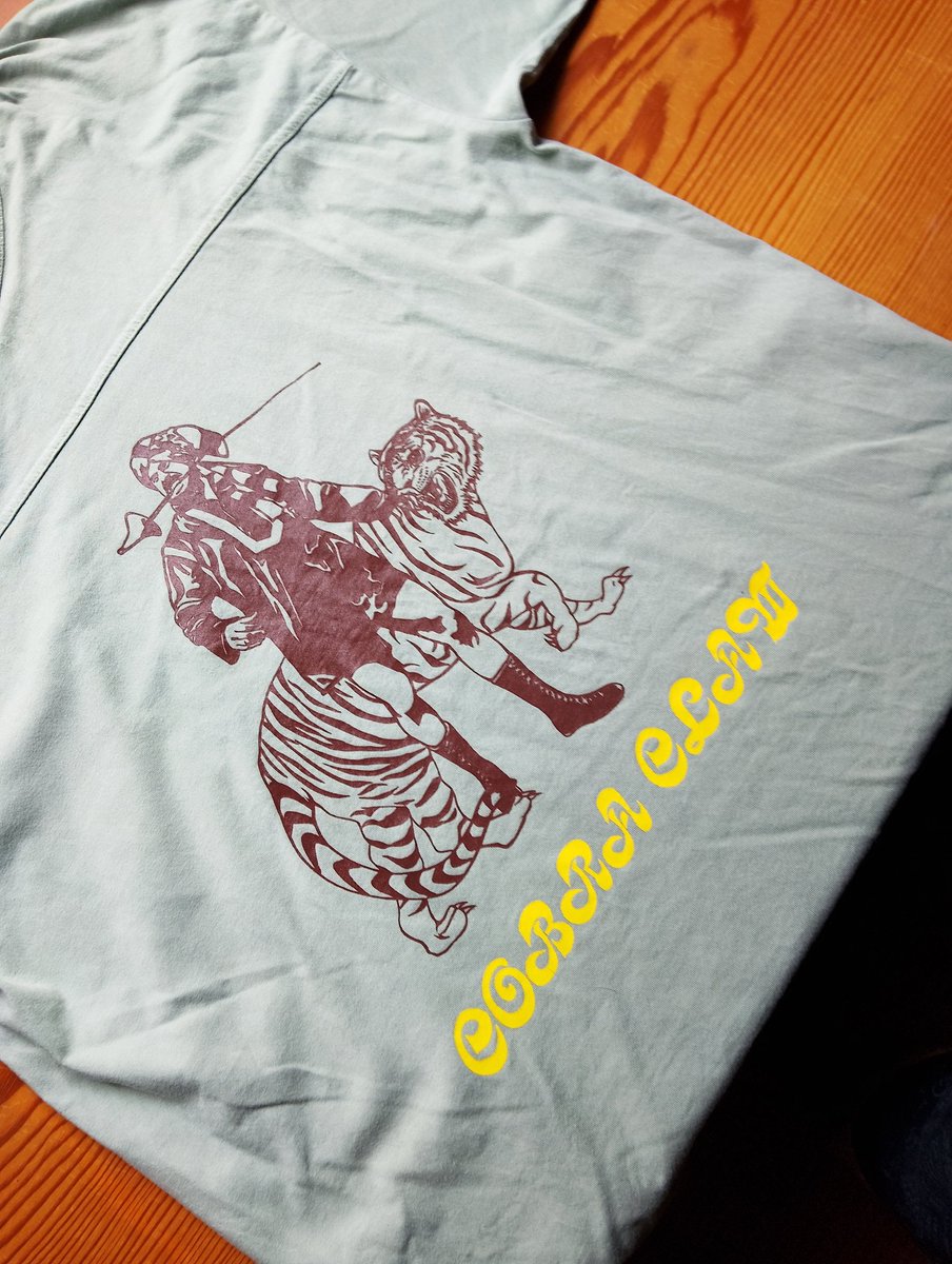 kibamikusami's tweet photo. 『この日に帰りたくない79歳　34話』

このＴシャツが届いた日に父が亡き愛犬に、
【太もも噛まれ出血】
翌日も、
【太もも噛まれ程良い出血】
相性✕(パワプロ)　#親父生きてますよ　#タイガー・ジェット・シン　#プロレス　#haoming　#刑事貴族　風 https://t.co/3hFU4D1qIu