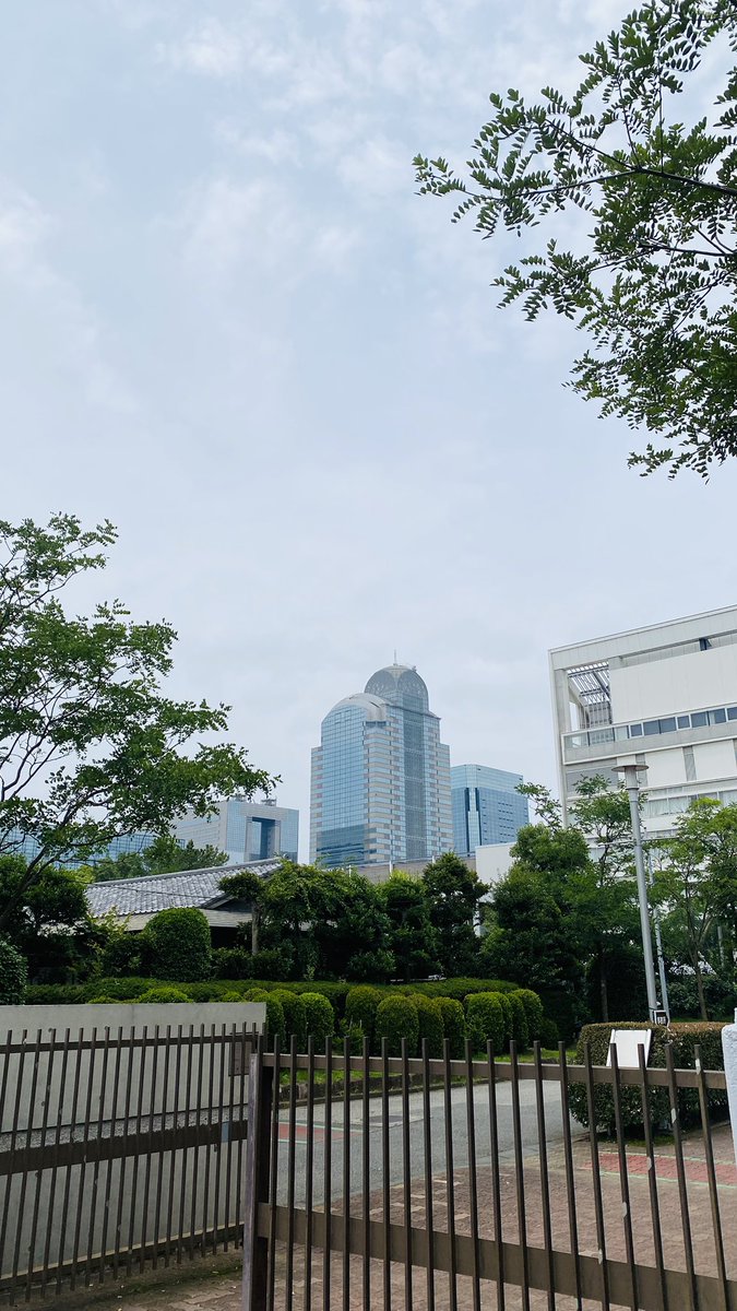 omitaka's tweet photo. 昨日は娘の中学の学校役員会からのクラス保護者会。終日父親業の日でした。

3年目にして初めて学校長とご挨拶。記念して学校長の父親である学園長の著書を購入。読むのが楽しみです。

クラス会は25家庭の保護者に集まっていただき盛況御礼！

自調自考の精神で今日からの北海道ツアーも頑張ります✨ https://t.co/8titDqs5WM
