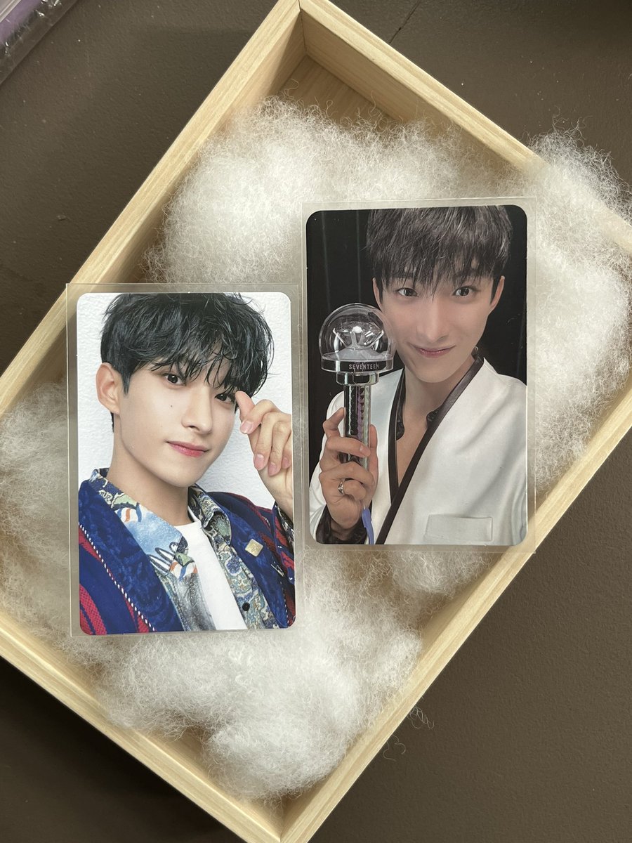brrrrrrba's tweet photo. WTS: 
DK INCOMPLETE DVD pc RM140 incl wm, Right here Caratzone (SG D2) 80 incl wm 
Or both 210 incl wm #pasarseventeen #pasarseventeenmy https://t.co/bugh0CqNoZ
