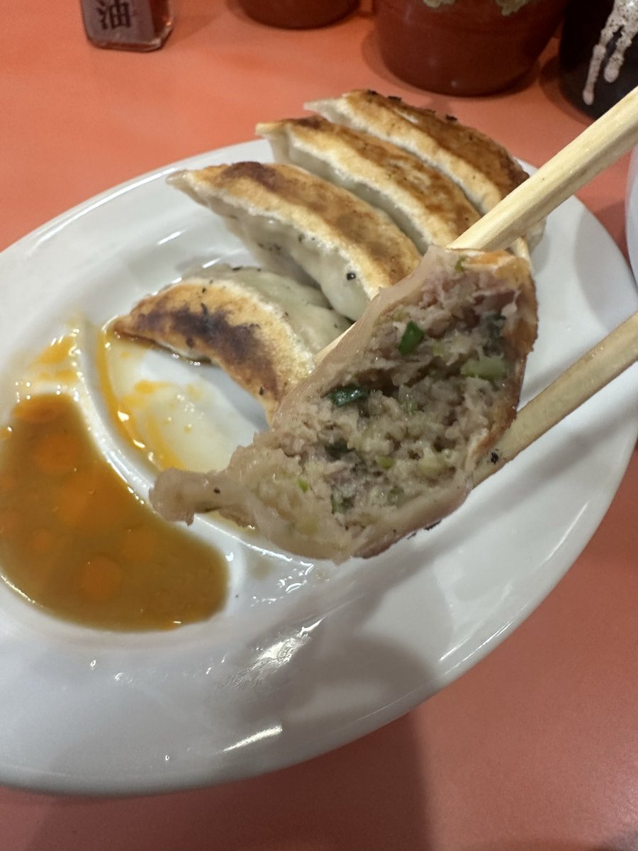 SAtotehi's tweet photo. 麺固め脂多めノリ増しキャベツ増しライス餃子(呪文)
これ唱えると記憶失くします
気がついたらラーメンスープも無いです。
海苔も硬く無いちょいと溶けやすい早摘みの海苔で香り良いし美味いし美味い美味すぎる。
キャベツも鶏油で半透明になってさ
や〜美味い。美味すぎた。うまかった。
ご馳走様 https://t.co/eOWjmeZ85B