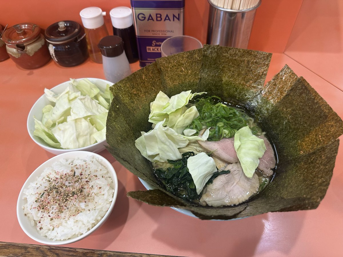 SAtotehi's tweet photo. 麺固め脂多めノリ増しキャベツ増しライス餃子(呪文)
これ唱えると記憶失くします
気がついたらラーメンスープも無いです。
海苔も硬く無いちょいと溶けやすい早摘みの海苔で香り良いし美味いし美味い美味すぎる。
キャベツも鶏油で半透明になってさ
や〜美味い。美味すぎた。うまかった。
ご馳走様 https://t.co/eOWjmeZ85B