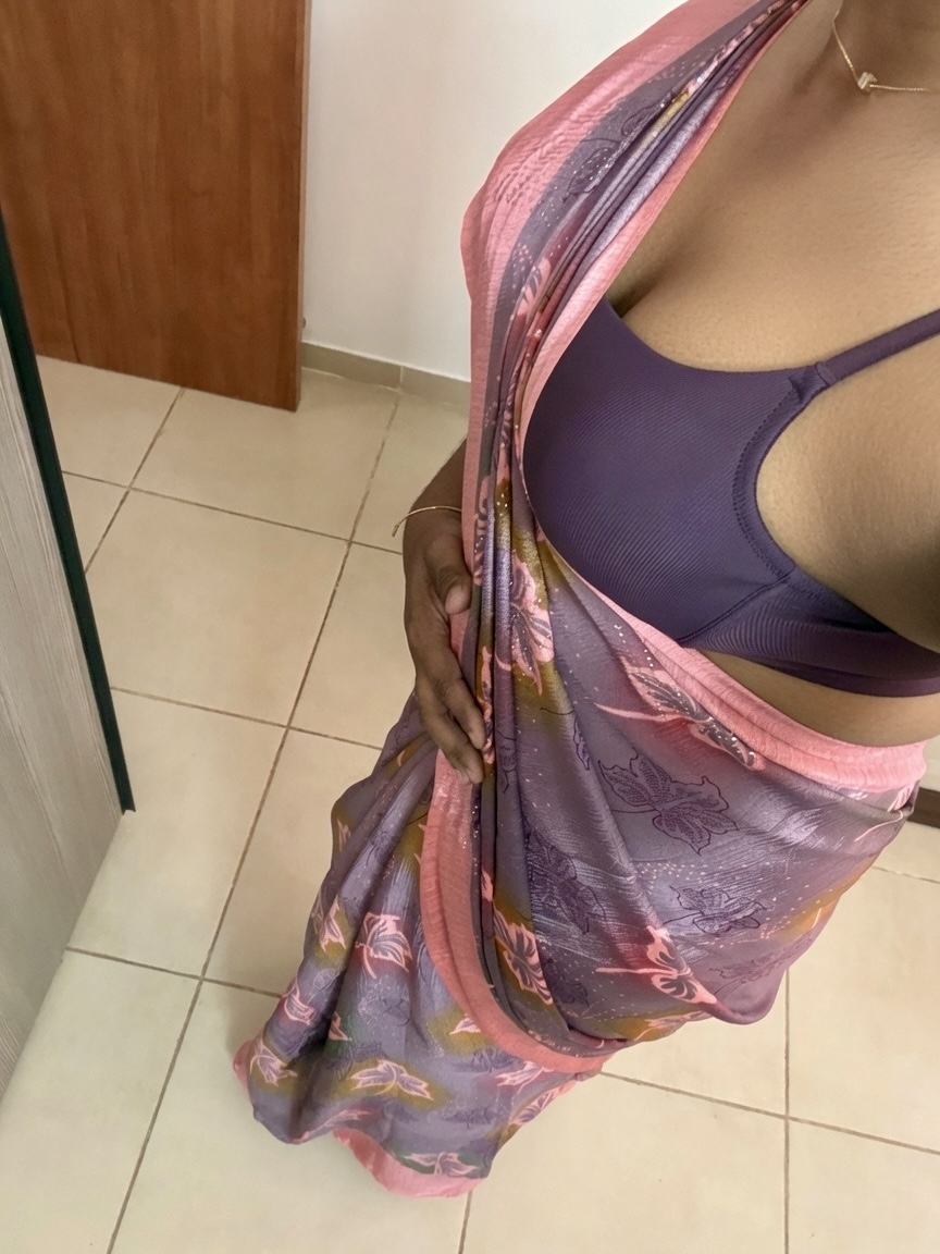 Sheelucrossy's tweet photo. Mom’s saree always hit different.. but sad her blouse didn’t fit me 😢 

So what let’s go fusion.. 🤣🥰

Which one you like guys and girls…??

PS: used AI to clean my body tan. 🤣😇 https://t.co/tQS9aUOsVi