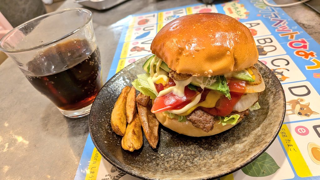 fu9nrt's tweet photo. 今日の昼手作りバーガー
これでいい https://t.co/4xvHQ5vtQb