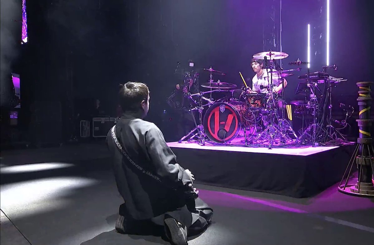 lucyyyfolina's tweet photo. tyler knew josh’s situationships were backstage so he had to lock in https://t.co/5aJfBZkN6K