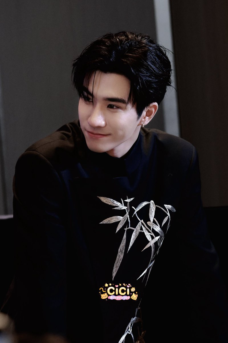 _ppesista's tweet photo. ก็ยังไม่เข้าใจว่าทำไมราชบัณทิตยสถานถึงยังไม่นิยามคำว่า หล่อ  ว่า  “เพิร์ธ ธนพนธ์” อีก หล่อตะโกนมากก ชุดจีนส่งพ่อมา อยากกราบไหว้เลยละ https://t.co/5xP74rARrx