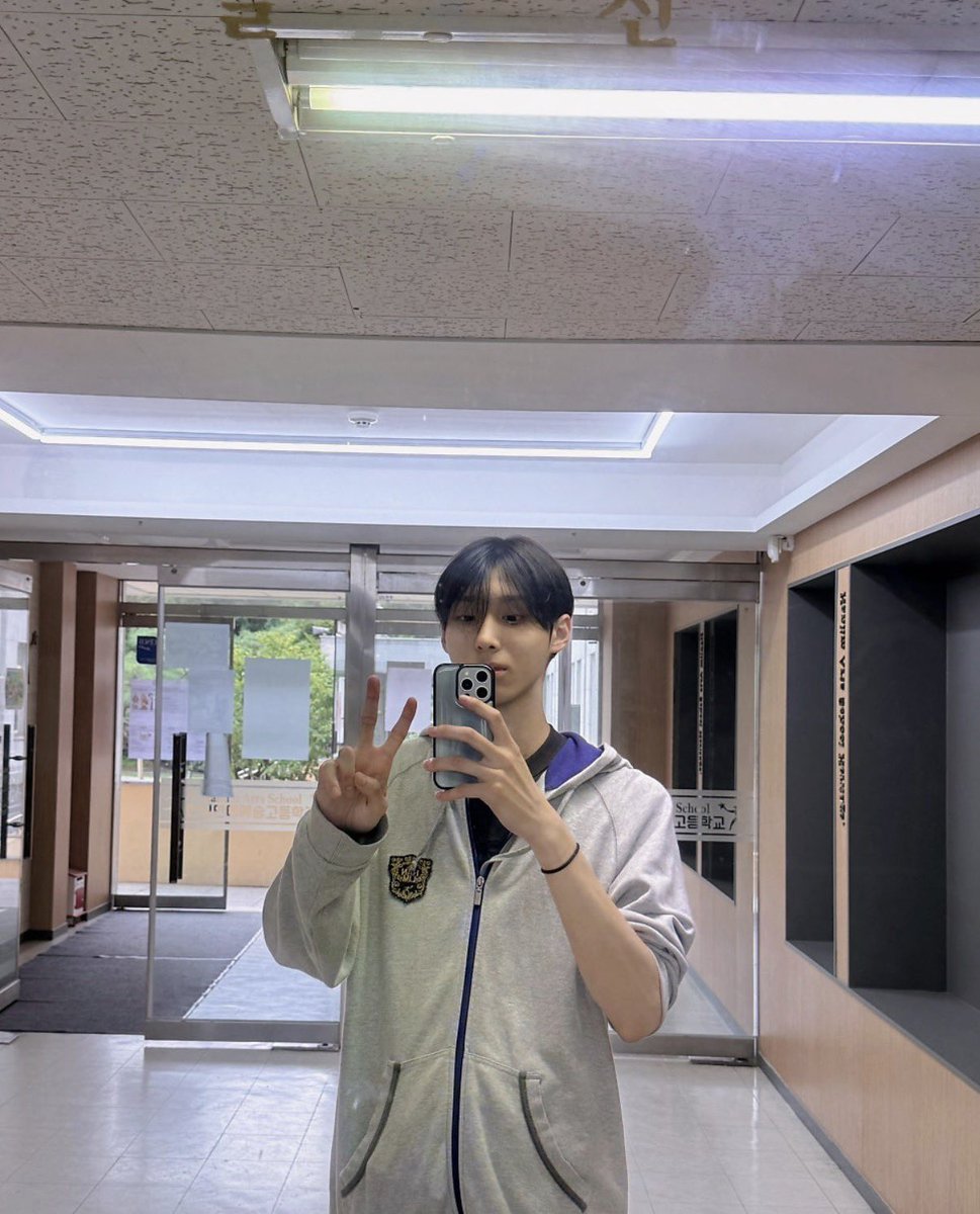 hmchigi2's tweet photo. 손목에머리끈 너뭐야 https://t.co/XXRhwNdLRj