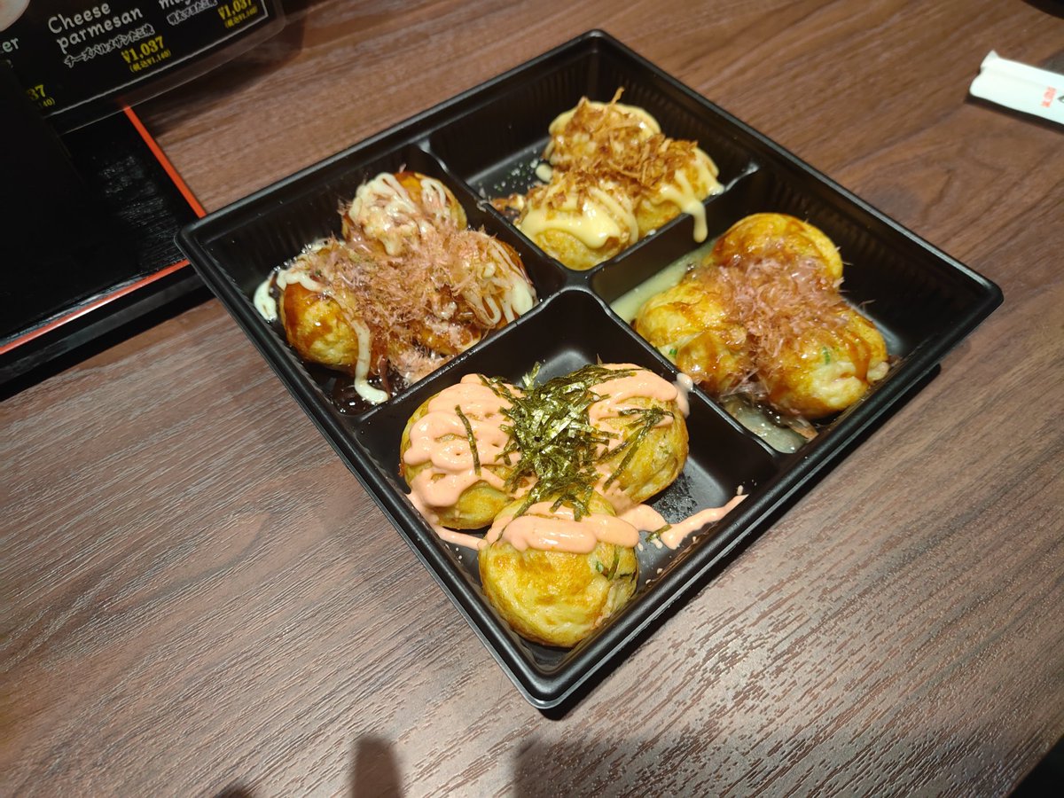 slimeponzu's tweet photo. とりあえずご飯はツカモトさんにオススメされた人類みな麺類と適当にたこやき食べましたー

あんまり滞在時間長くなかったから近くにあったポケセンとニンテンドーストア行ってきた👍 https://t.co/zcRoDCruNa
