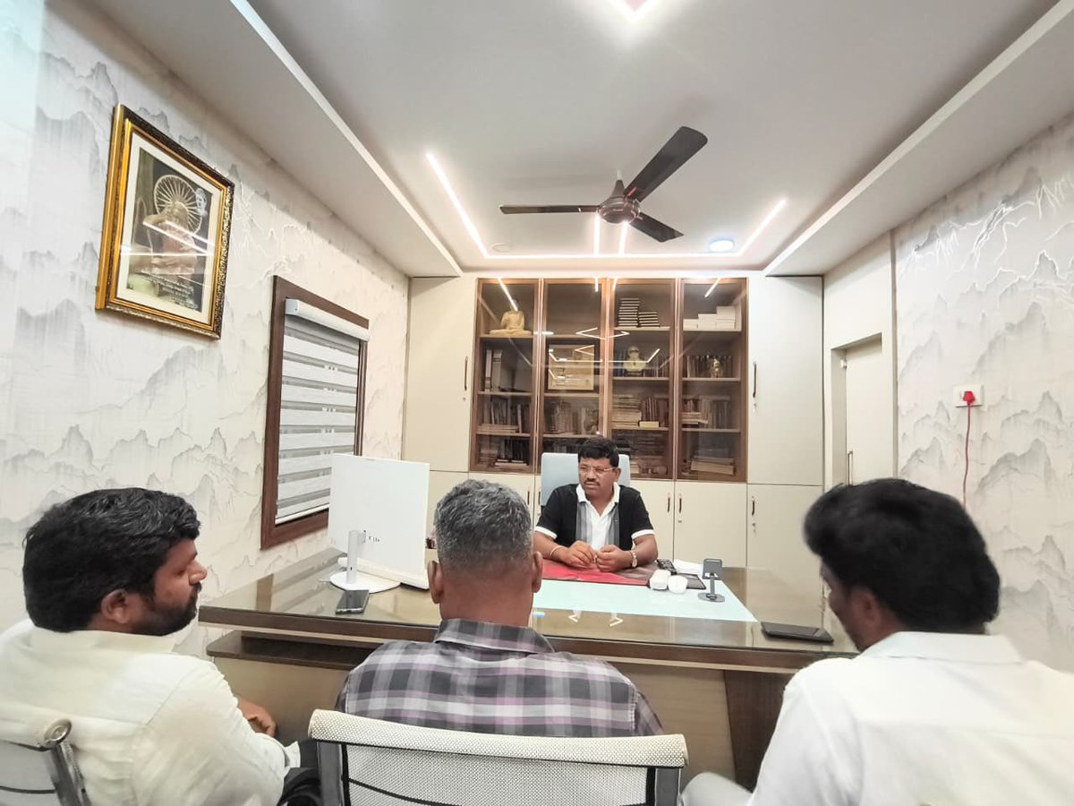 ibram_shekar's tweet photo. బహుజన సమాజ్ పార్టీ తెలంగాణ రాష్ట్ర అధ్యక్షులు ఇబ్రం శేఖర్ గారు బహుజన కళాకారులతో భేటీ అయ్యారు. ఈ సమాజాన్ని చైతన్యపరచడానికి, జాగృతం చేయడానికి పాట మరియు కళాకారుల పాత్ర ఎంతో ముఖ్యమైనదని ఆయన అన్నారు. ఈ సందర్భంగా కుంట శ్రీనన్న, గజ్జెల అశోక్, గుడిపల్లి శ్రీకాంత్ గార్ల బహుజన సమాజపు పాటలను ఆయన గుర్తు చేసుకున్నారు. తెలంగాణలో సమాజాన్ని జాగృతం చేయడానికి బహుజన రాజకీయ పాటల జంగ్ సైరన్ పూరించాలని ఆయన పిలుపునిచ్చారు..
#BSP
#Telanganabsp 
#Ibramshekar