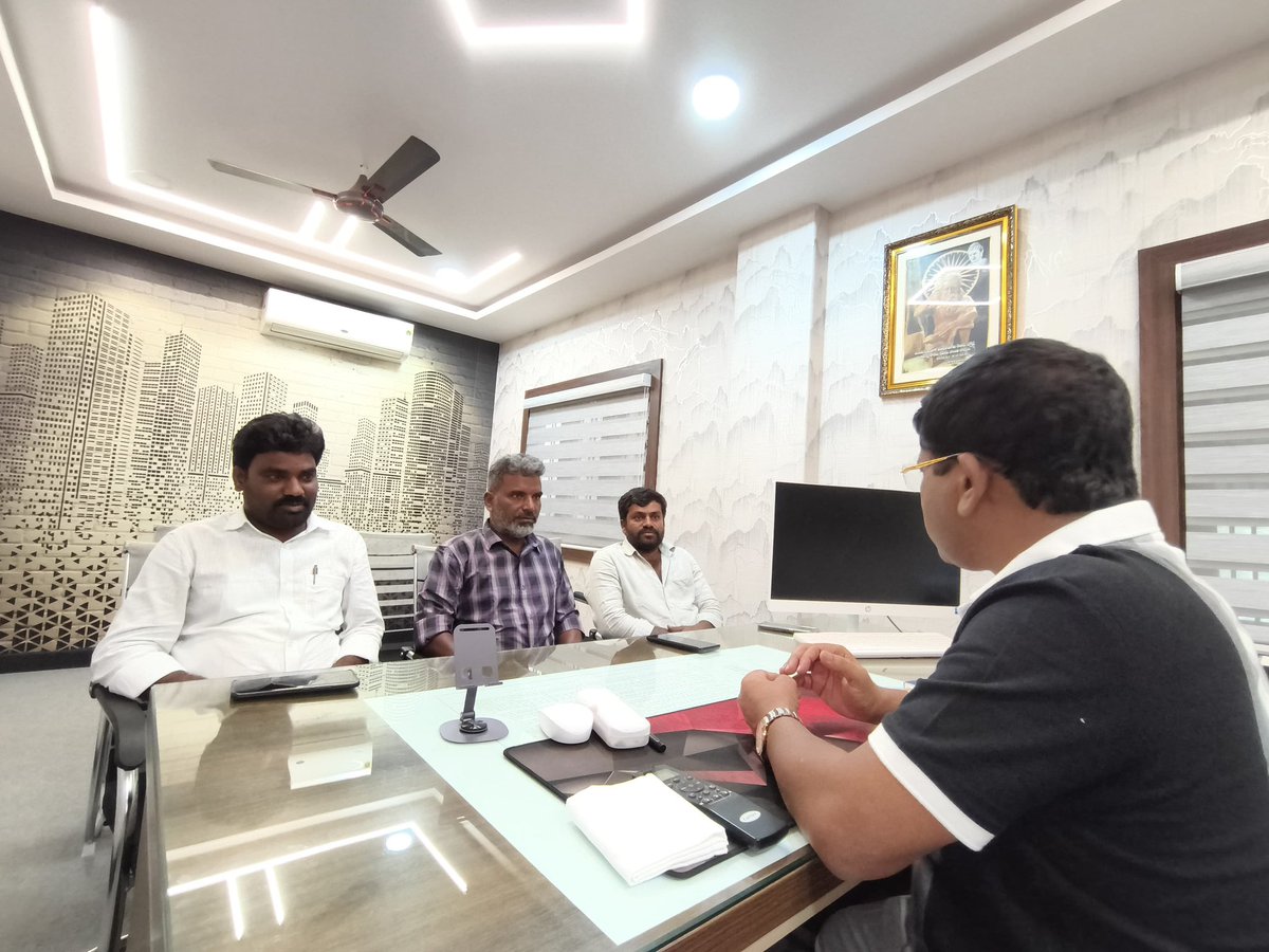 ibram_shekar's tweet photo. బహుజన సమాజ్ పార్టీ తెలంగాణ రాష్ట్ర అధ్యక్షులు ఇబ్రం శేఖర్ గారు బహుజన కళాకారులతో భేటీ అయ్యారు. ఈ సమాజాన్ని చైతన్యపరచడానికి, జాగృతం చేయడానికి పాట మరియు కళాకారుల పాత్ర ఎంతో ముఖ్యమైనదని ఆయన అన్నారు. ఈ సందర్భంగా కుంట శ్రీనన్న, గజ్జెల అశోక్, గుడిపల్లి శ్రీకాంత్ గార్ల బహుజన సమాజపు పాటలను ఆయన గుర్తు చేసుకున్నారు. తెలంగాణలో సమాజాన్ని జాగృతం చేయడానికి బహుజన రాజకీయ పాటల జంగ్ సైరన్ పూరించాలని ఆయన పిలుపునిచ్చారు..
#BSP
#Telanganabsp 
#Ibramshekar