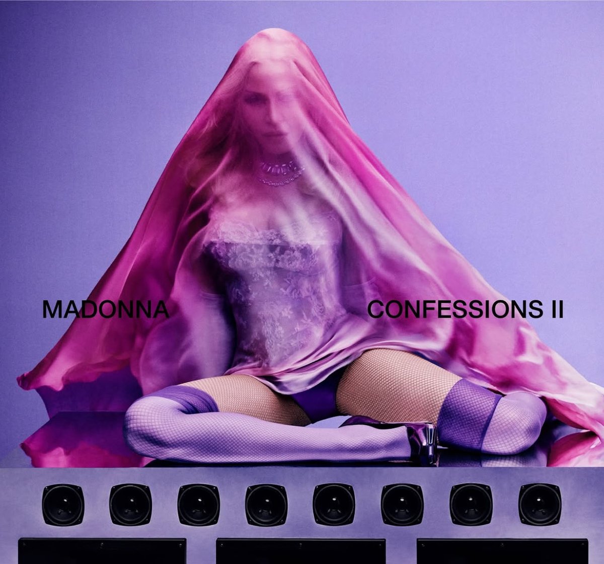 TiniConta's tweet photo. @oficialtinibra @SiteMadonnaBR @siteMadonna @Madonnarchive Madonna roubou a pose da tini, óbvio q a Madonna viu nossa menina com a bct arreganhada e quis fazer também https://t.co/ODQsxX1CPu