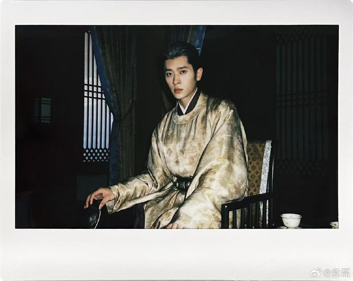 czhouye's tweet photo. #ChengLei’s bidding farewell to Mo Xiuyao and Mo Li (#莫离) 💌

“After casting the line, there's only waiting. Sometimes it's the float that twitches first, sometimes it's my legs, but pain is a constant companion. Perhaps there will be nothing new anymore; it's the numbness of categorizing things into boxes and cabinets, barely causing a ripple.”

“Seeing my brother for the last time, I argued with him impulsively. My stubbornness, inherent in myself, changed after losing him. Returning to the manor, all I saw were stiff figures and towering, withered trees. In my grief, someone beside me uttered a helpless murmur, a kind of comfort. We are accompanying each other. ”

“Back then, we were both full of vigor, having met twice. When we met again, we had both changed, though she seemed less changed than me. Ye Li was energetic, passionate about things, proactive in her work, and so was I. At first, I found it story, and couldn't help but be curious. Amidst the murmurs of the manor, she sang, healing those around her.”

“I’ve wake up and walked; the bedroom floor felt like the misty spray from a pond in the courtyard stirred by spring rain, a tingling, numb sensation.”

“Our personalities are not similar, yet I can always sense a shared emotion, hidden beneath the surface.”

“In the valley, a helpless murmur tries to shake the spiderwebs from the beams. It turns out that beneath her constant activity with the things around her lies a layer of sorrow, a profound grief that has been concealed for so long. I can’t sing, I can only offer each other companionship, as we comforted each other in the manor.”

“I open each dusty box; the memories are more vivid than before. Everything is well in the manor. Brother, the snow has melted; we all heard that call.”

“Smoke curls from the chimneys; the past is real, the sun that truly set has truly risen again.”

     ”A Yao, may all be fine.”

#TheFirstJasmine