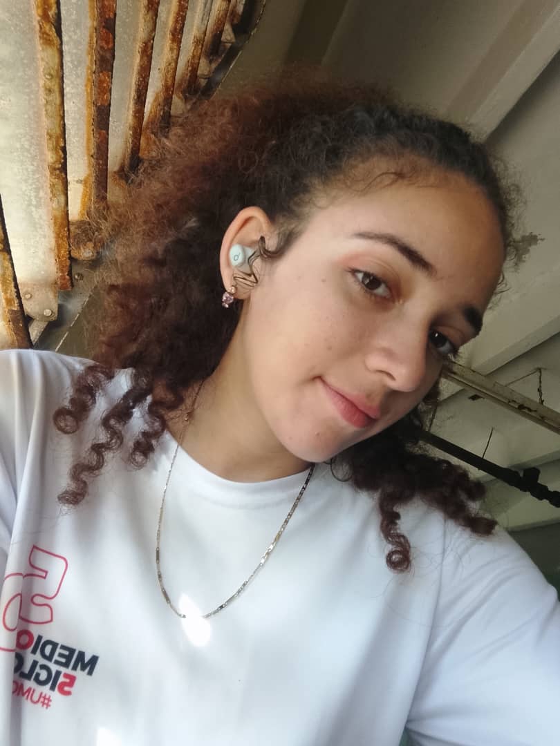 CubaMES's tweet photo. Orgullo universitario desde @UG_Cuba :
Rocío Arce Romero (2º año de Ingeniería Geológica) recibió diploma de Destacado en el XXVI Fórum Nacional, con la ponencia “Mitigación de la emisión de GEI en la comunidad minera”.

Reconocimiento entregado por la @UCLVCU
#UniversidadCubana https://t.co/YYXpXKCccH