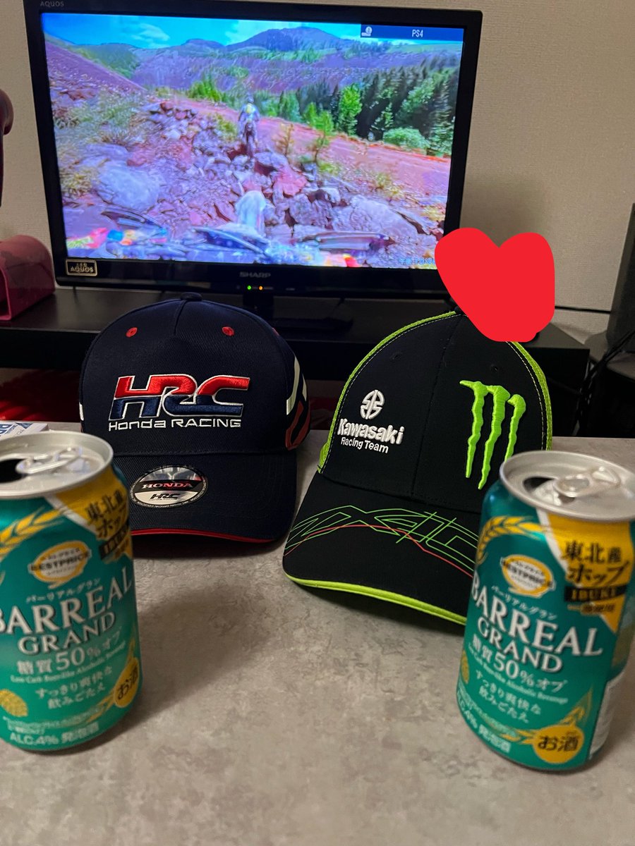 shakeds86's tweet photo. 8耐完走を祝って乾杯🍻
このあとスパークリングが待ってる🍾

ホンダもカワサキもヤマハもスズキも他もぜーんぶ素敵💓

#8耐 #鈴鹿８耐 #今見てるのはオフロード #また現地いきたいナ https://t.co/BwAuwjv7gh