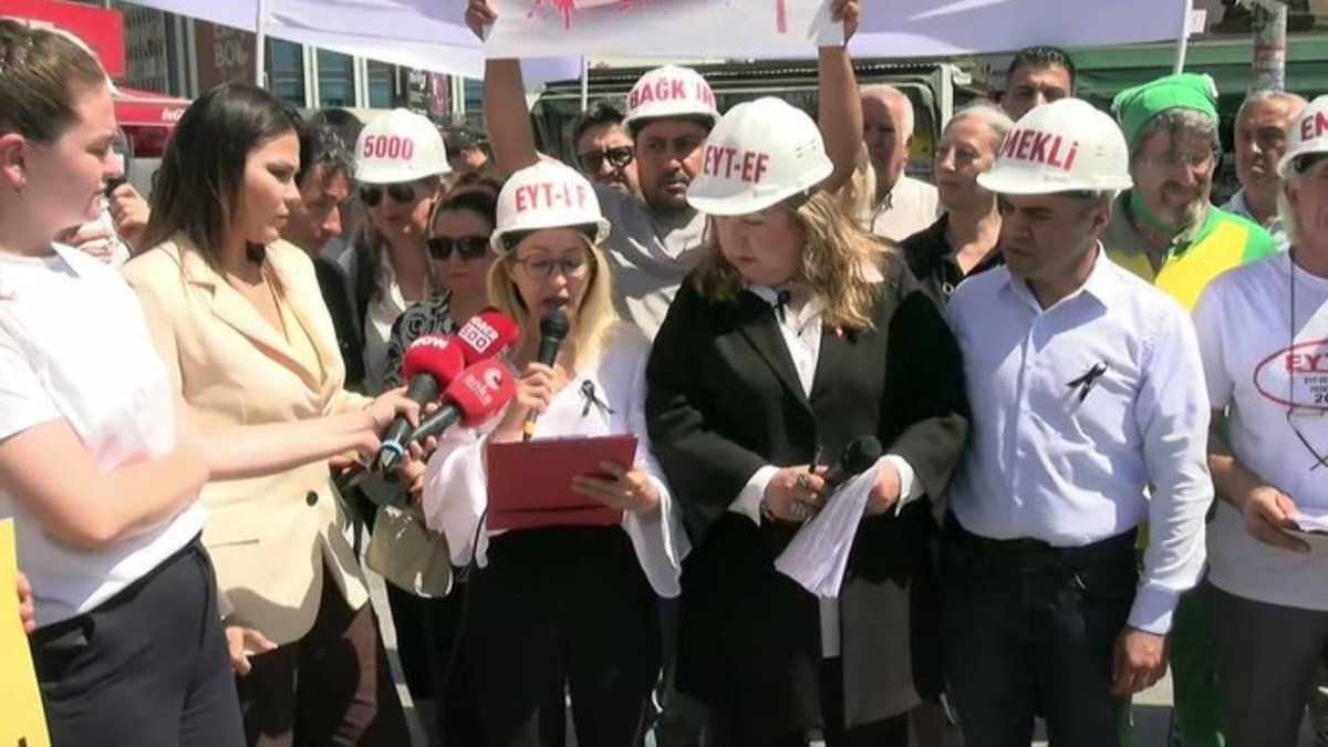 cumhuriyetgzt1's tweet photo. Emekliler Kadıköy'den iktidara seslendi: 'Sadaka değil hakkımızı, lütuf değil adalet istiyoruz'

Emekliler Kadıköy'de bir araya gelerek TÜİK'in ilk 6 ay için açıkladığı yüzde 17,76'lık orana tepki gösterdi. 50 bin liralık seyannen zam taleplerini bir kez daha dile getiren emekliler "Buradan hukümete sesleniyoruz; biz sadaka değil, hakkımızı istiyoruz. Biz lütuf değil, adalet istiyoruz" dedi.
https://t.co/D3QS8aanWT