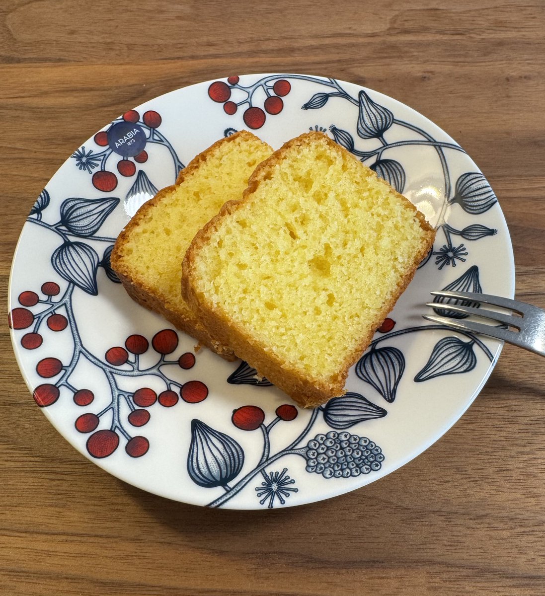 kojik426's tweet photo. 今日は娘が学校の調理実習で習ったパウンドケーキを作ってみるってことで。
とても美味しくできました❤
生クリームのパックをふりふりしてバターを作るとこからなのがすごかった。バターはこうやってできるんだよ、ってのも含めての学習だったのかな。 https://t.co/0QUCZGHe5k