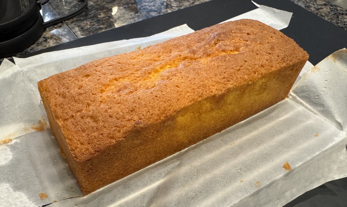 kojik426's tweet photo. 今日は娘が学校の調理実習で習ったパウンドケーキを作ってみるってことで。
とても美味しくできました❤
生クリームのパックをふりふりしてバターを作るとこからなのがすごかった。バターはこうやってできるんだよ、ってのも含めての学習だったのかな。 https://t.co/0QUCZGHe5k
