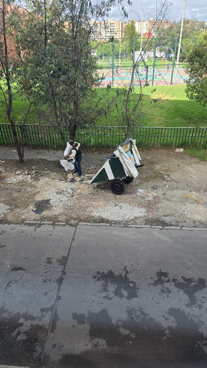 jdrodriguezgo's tweet photo. @Bogota @Uaesp @CarlosFGalan El reciclador de las imágenes adjuntas nos tiene como su tiradero de escombros personal y como su zona de baño frente al parque Urbanización Potosí sector 2, en la calle 99A con Carrera 70G. #BogotáMiCiudadMiCasa https://t.co/fJeAvYyggS