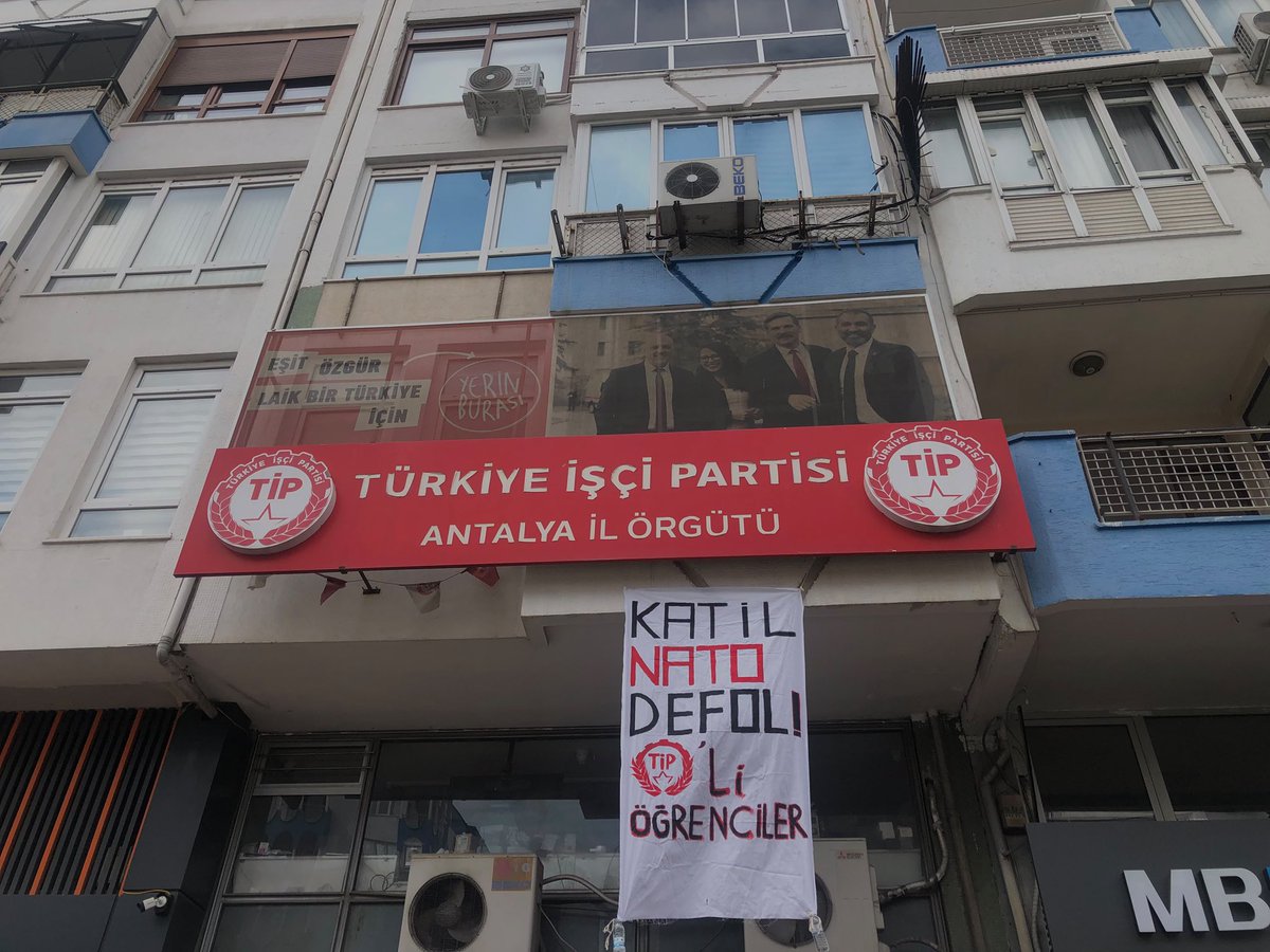 tipantalya's tweet photo. İstenmiyorsunuz!

Trump’ı da, NATO’yu da, emperyalist savaş planlarını da bu ülkede istemiyoruz.

Dünyanın dört bir yanına savaş ve yıkım taşıyan NATO’nun ülkemizde kırmızı halılarla karşılanmasına izin vermeyeceğiz.

Yeni savaş planlarını bu topraklarda yapmanıza seyirci kalmayacağız. Elinizi memleketimizden çekin!