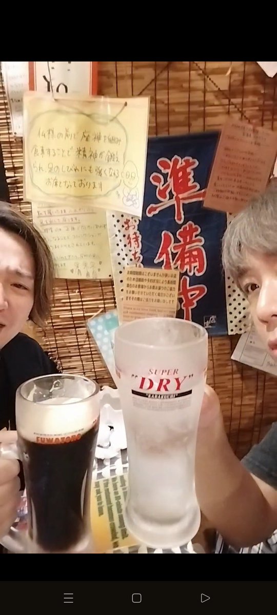 MidoriyamaJun's tweet photo. 半身でしか正対できない飲み屋に入って困惑してるヤッシーとワイ(激安) https://t.co/0CAJbvzVlJ