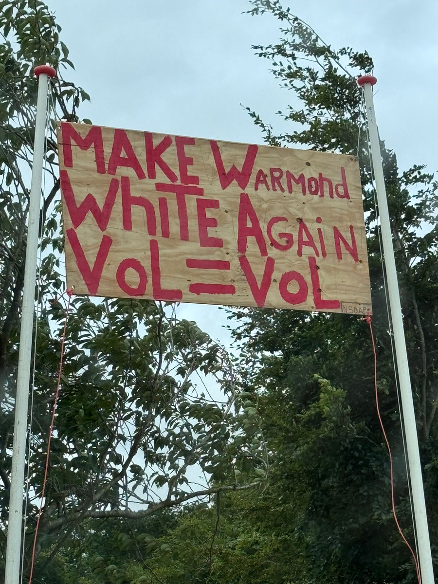 TeylJournalist's tweet photo. Onbekenden hebben afgelopen nacht op de hoek Herenweg/Beatrixlaan in #Warmond een bord met opruiende tekst opgehangen in vlaggenmasten van de gisteren gehouden harddraverij. Het bord was ondertekend met de letters NSDAP, de politieke partij van Adolf Hitler. https://t.co/rc5l0AXnNp