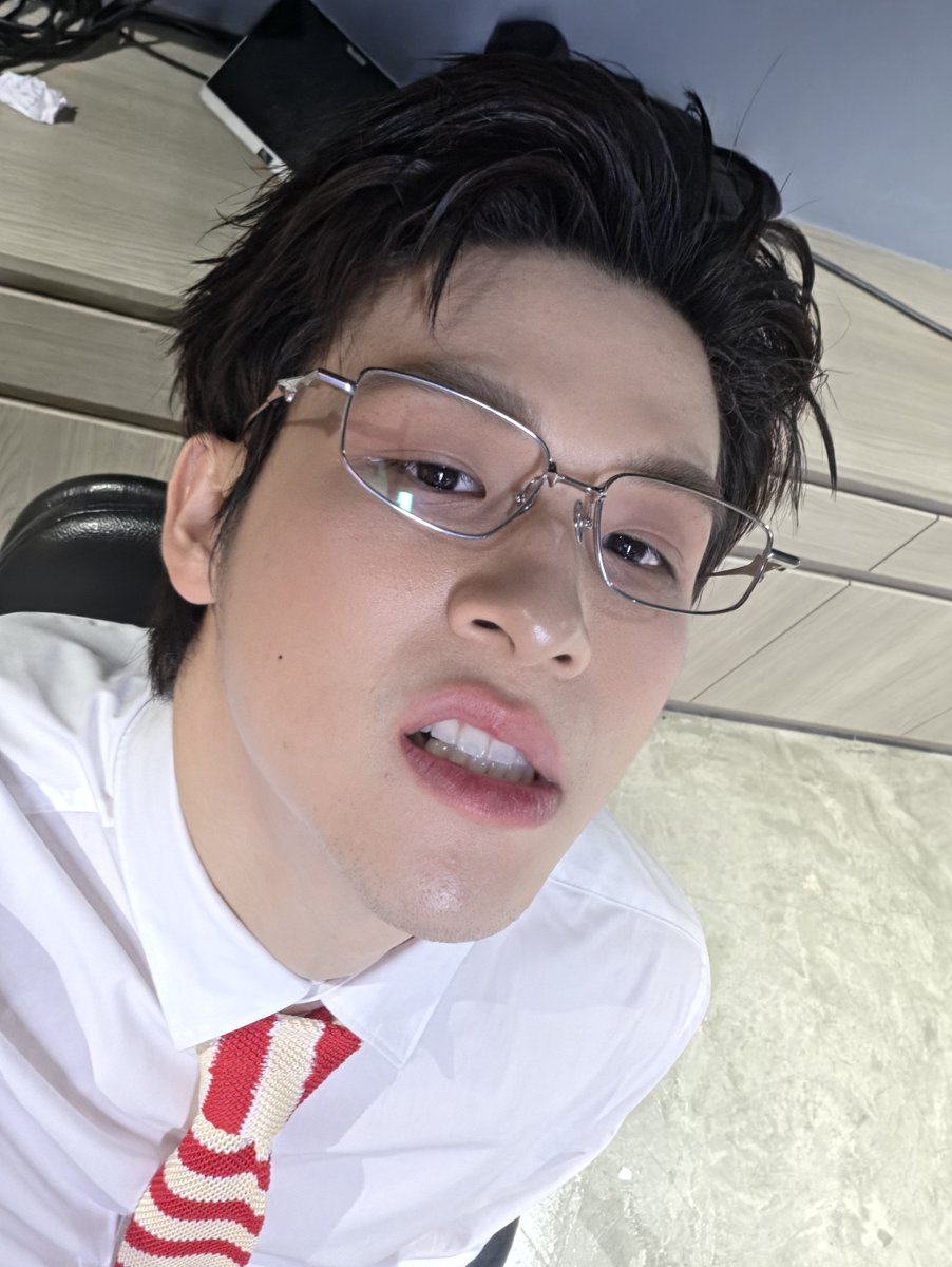 skywongraveee's tweet photo. ขอบคุณทุกคนที่มาหากันวันนี้นะครับ กลับบ้นดีๆ กินของอร่อย เติมกันเต็มถังแล้ว เติมข้าวด้วย
#TheMallNgamwongwanxSky https://t.co/M9w2aeWyV6