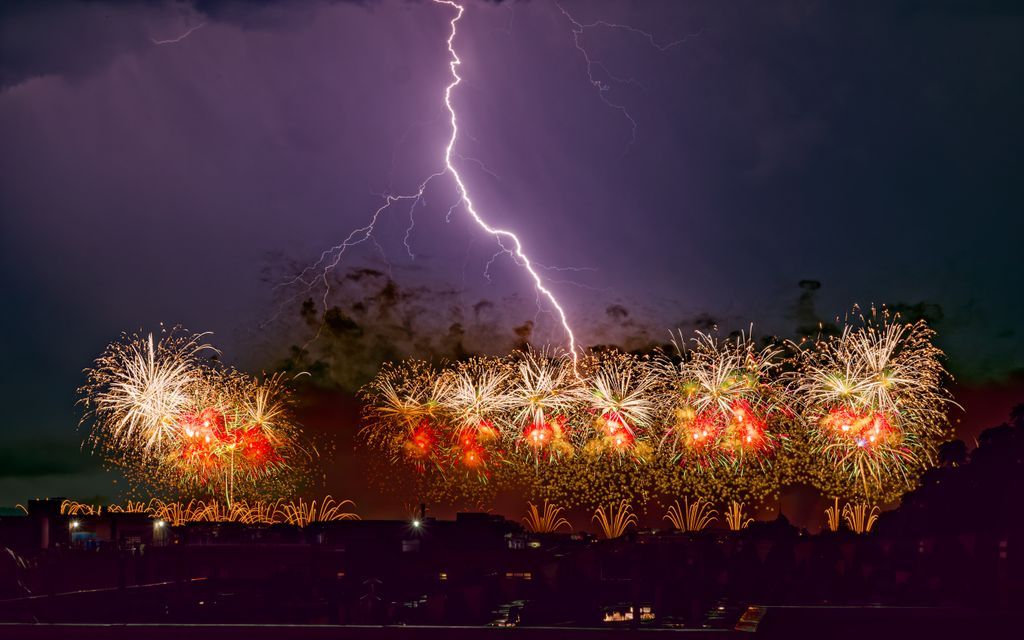 capitalweather's tweet photo. Lightning photobombs DC's fireworks show.

Remarkable images shared with us by Russell Moy. https://t.co/fJhYtuYDfk
