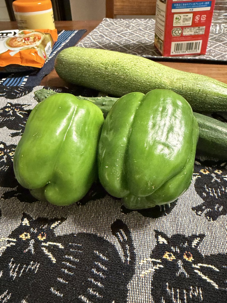 dokusara's tweet photo. さよ僕見終わって、一緒に見た友達が、おうちで作ったというパプリカを2個くれました。
これがあったら、ヴェアナは火傷せんかったのにね…

お野菜くれてありがとう！！
今日楽しかった〜🥰 https://t.co/YYLCxViZtU