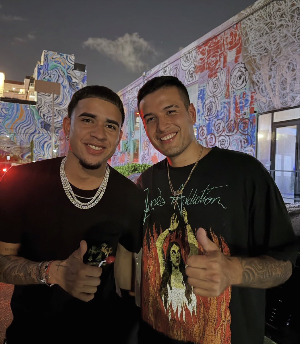 FootyCondor's tweet photo. Lucky fan runs into a few of our boys in Miami. 

🌴🇺🇸 https://t.co/9YPRgwLYAQ