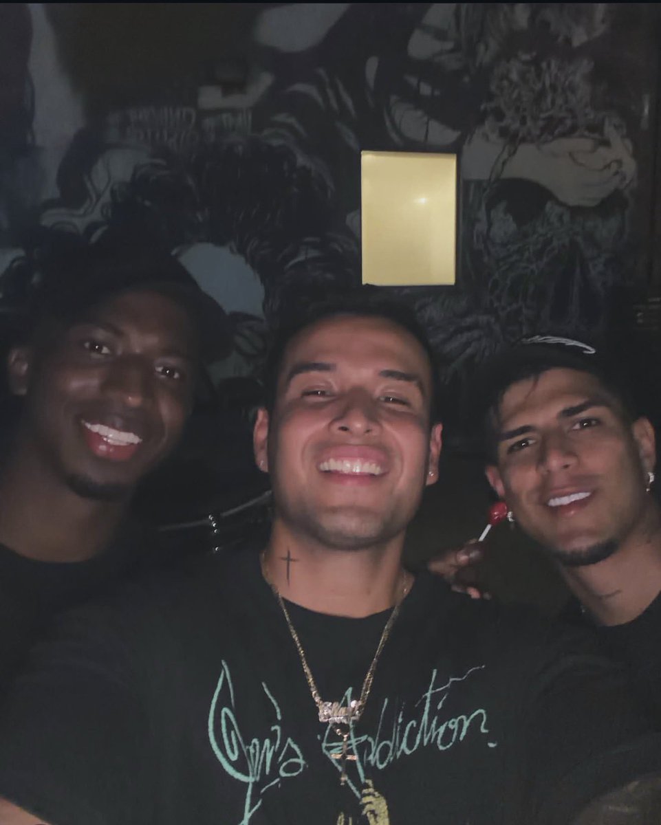 FootyCondor's tweet photo. Lucky fan runs into a few of our boys in Miami. 

🌴🇺🇸 https://t.co/9YPRgwLYAQ